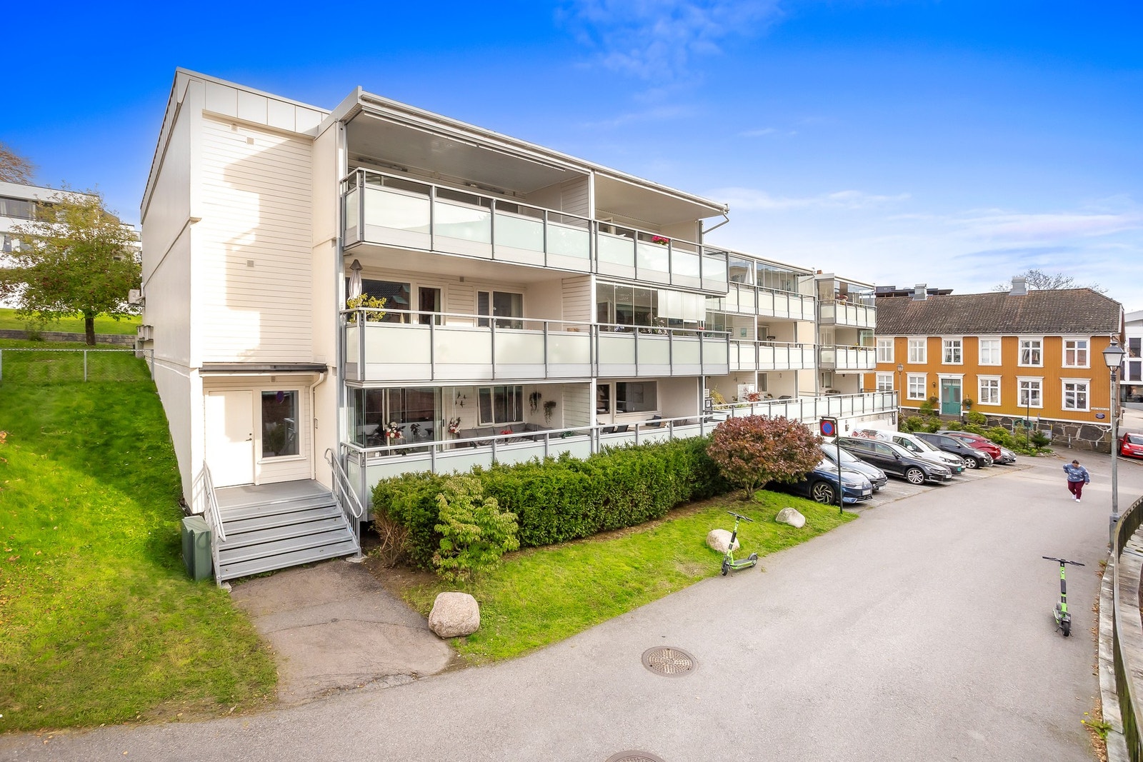 Leiligheten ligger i et sentralt og attraktivt boligområde i sentrum av Tønsberg, like ved Slottsfjellet. Her ligger du så godt som i kjernen av sentrum, og i umiddelbar nærhet til alt som Tønsberg har å tilby. Galleribilde