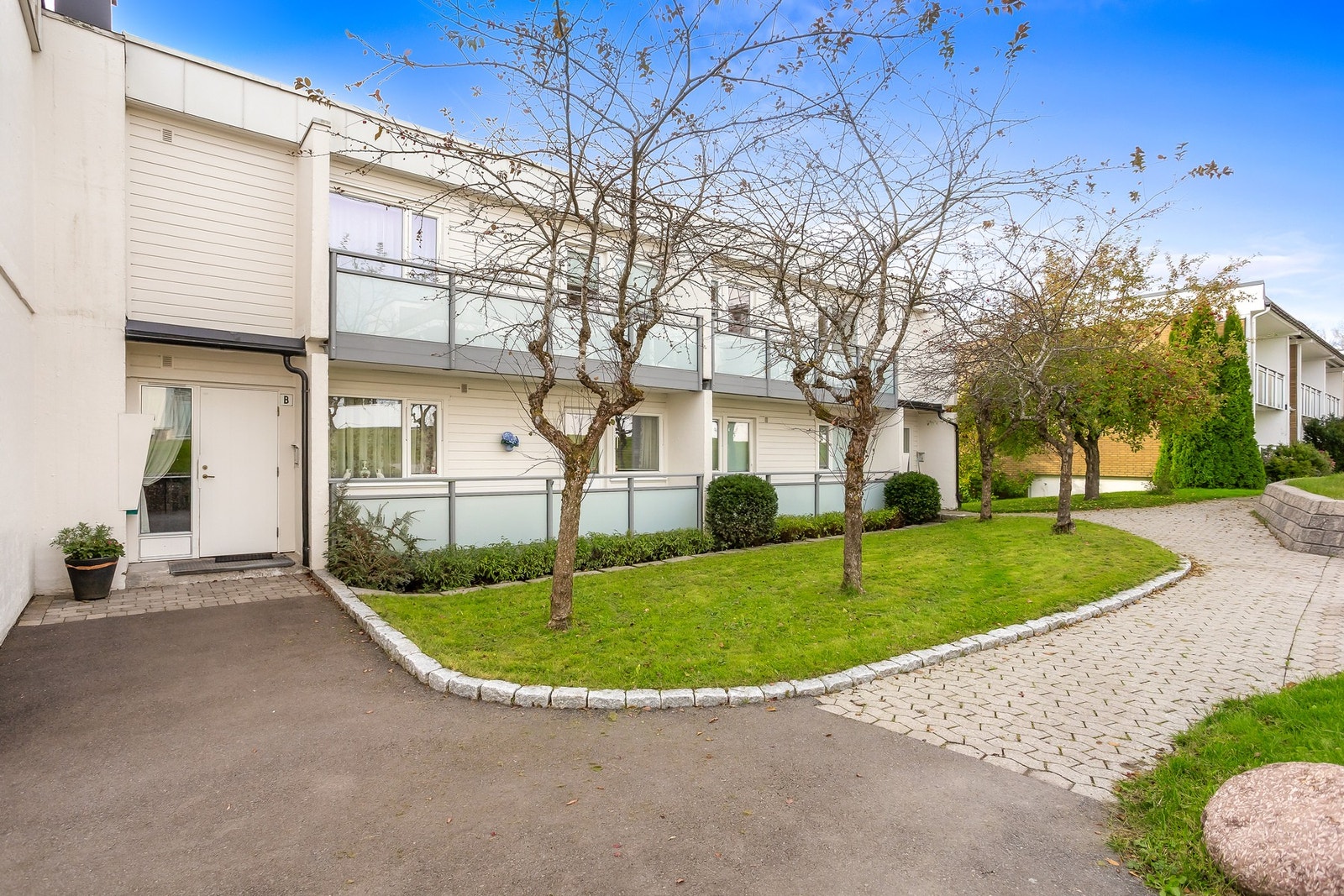 Foruten de bymessige fasilitetene, ligger leiligheten også tilliggende gode tur- og rekreasjonsmuligheter. Først og fremst nevnes Slottsfjellet. Galleribilde