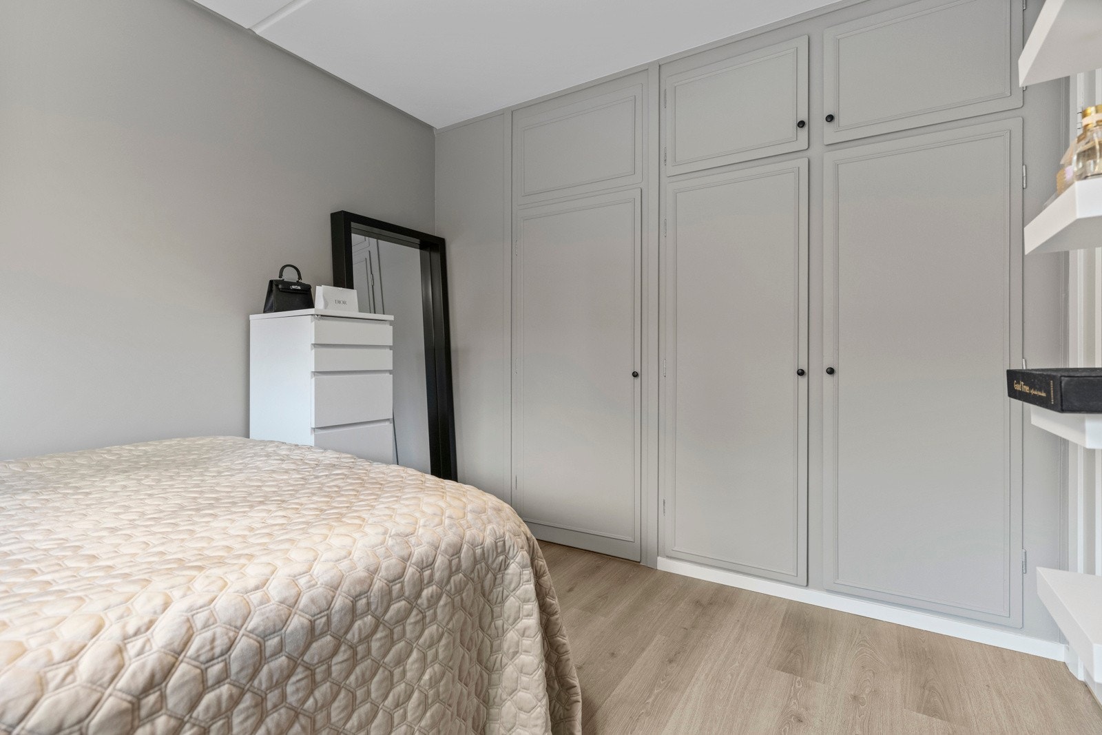 Bak garderobedørene har man tilgang til en walk in closet Galleribilde