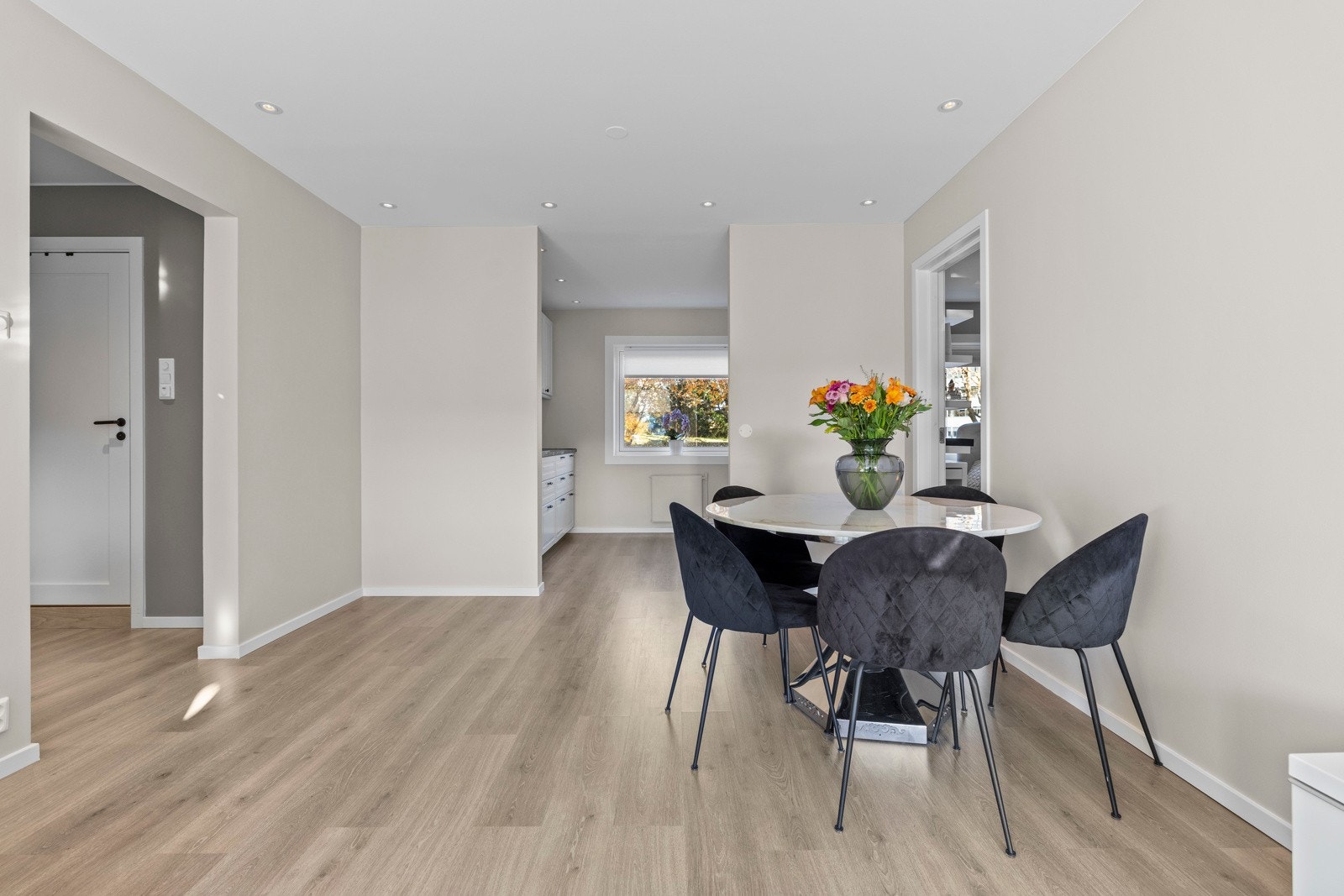 På gulvet er det lagt lys enstavs laminatgulv og downlights i himling Galleribilde