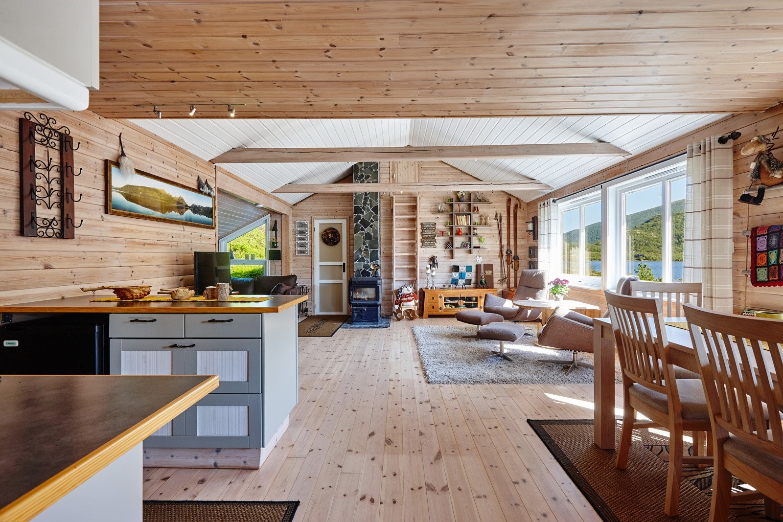 Kjøkkenet har åpen løsning til stuen Galleribilde