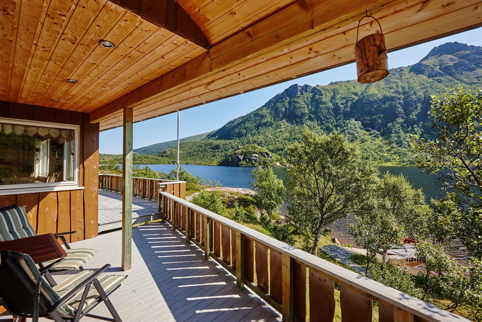 Terrassen med plass til både sittergrupper og grill Galleribilde