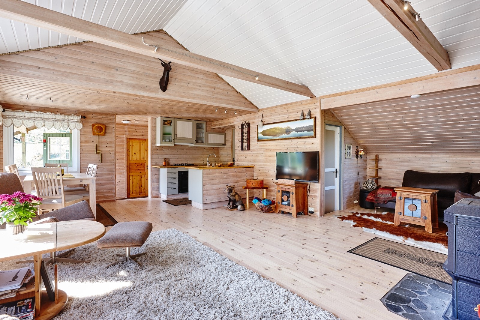 Stuen har god takhøyde,og gir lyst og luftig inntrykk Galleribilde