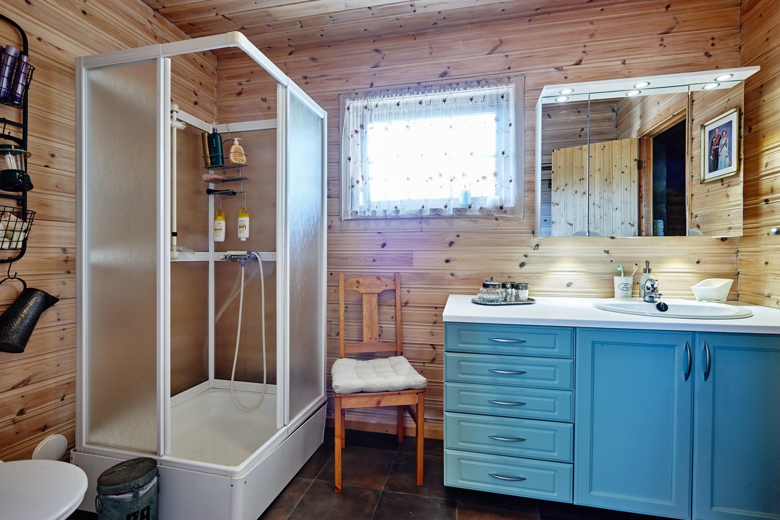 Bad med innedning med nedfelt servant med skap og skuffer, speilskap med lys over, snurredass Galleribilde