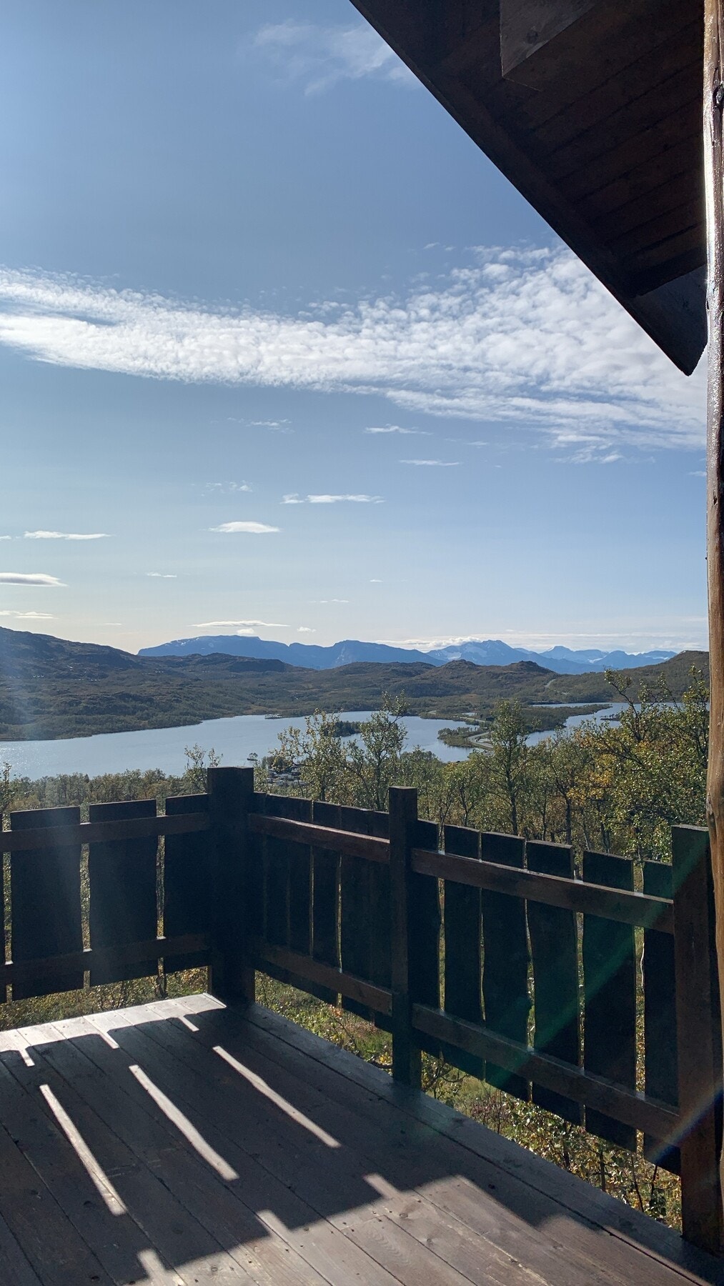 EiendomsMegler1 v/Bente Norhild Larsen har nå gleden av å presentere en nyere hytte i naturskjønne omgivelser på Øse - Sjekk den utsikten! -Foto: EFKT Galleribilde