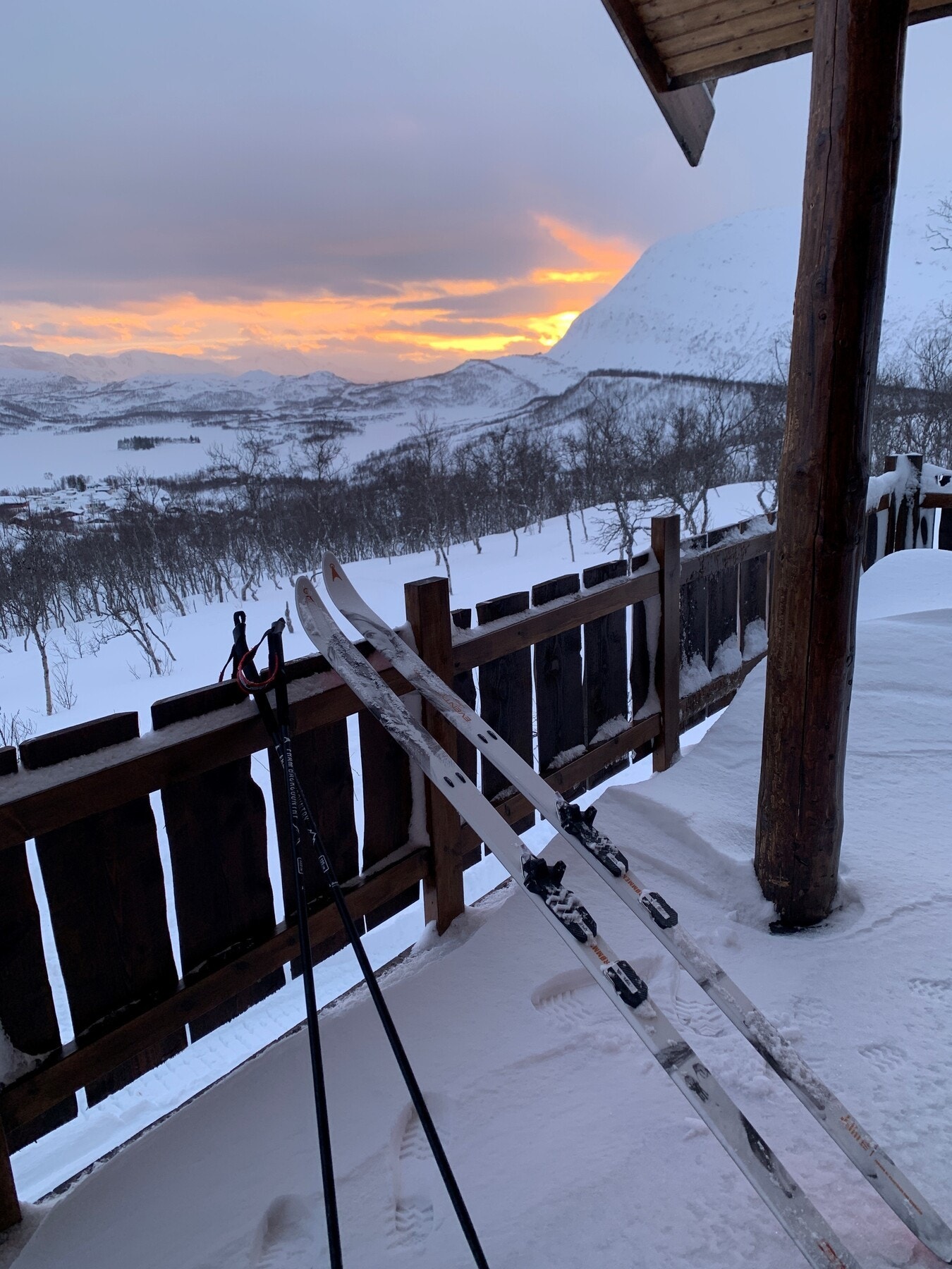 Fra hytta kan du spenne på deg skiene og gli rett ut i marka - enklere blir det ikke! Galleribilde