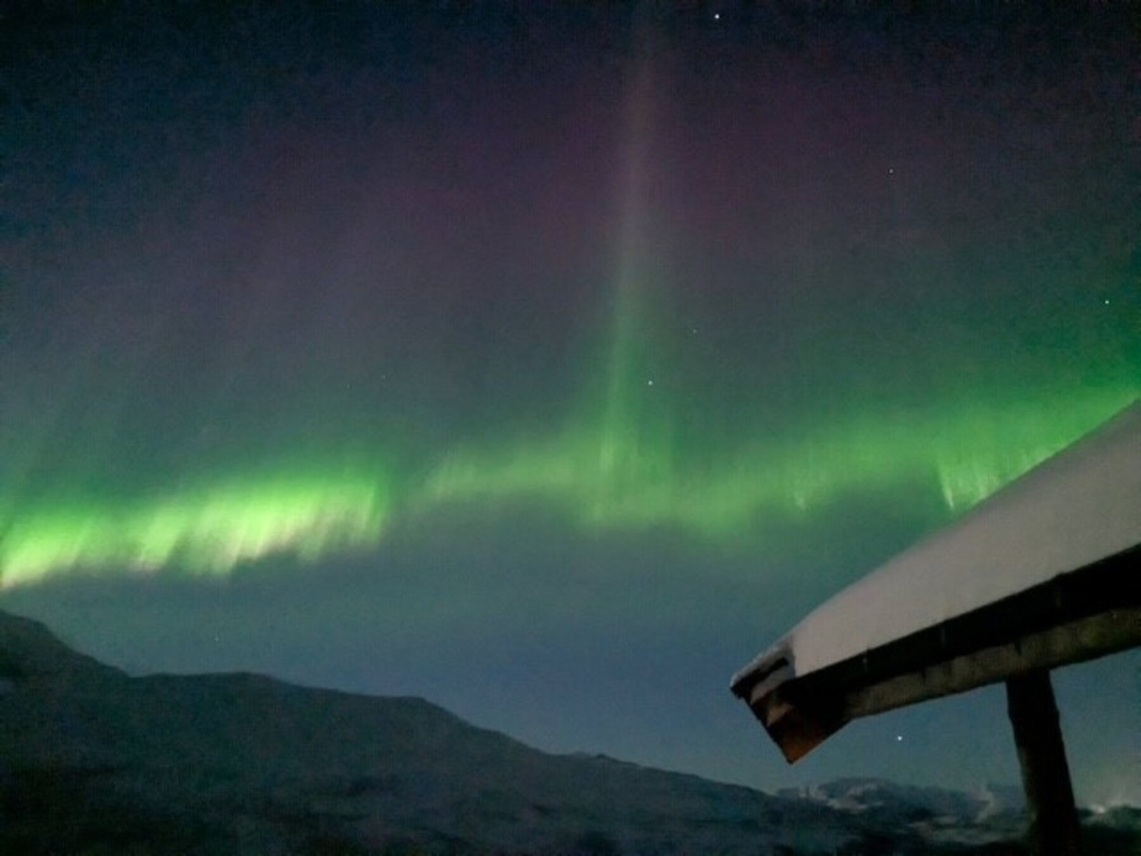 Når mørket senker seg over Øse, danser nordlyset stille over himmelen - et naturens eget lysshow som tar pusten fra deg Galleribilde