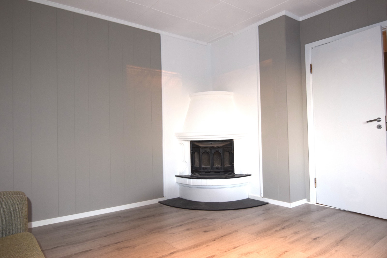 Velkommen til Tomterveien 20, 1823 Knapstad. Stor enebolig med 10 soverom, tilrettelagt for ansatte, stue 1, med peis. Galleribilde