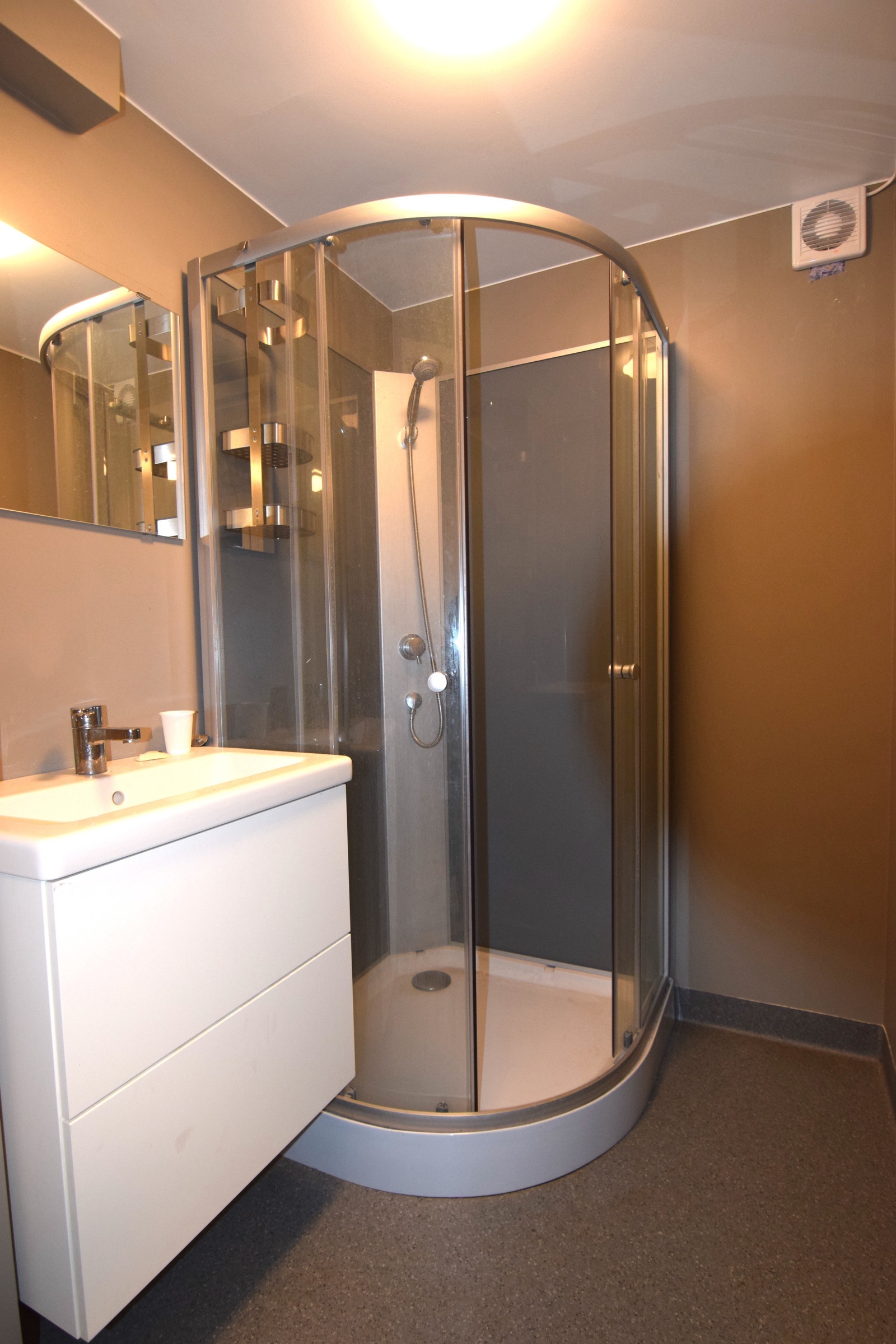 Bad med dusjkabinett. Galleribilde