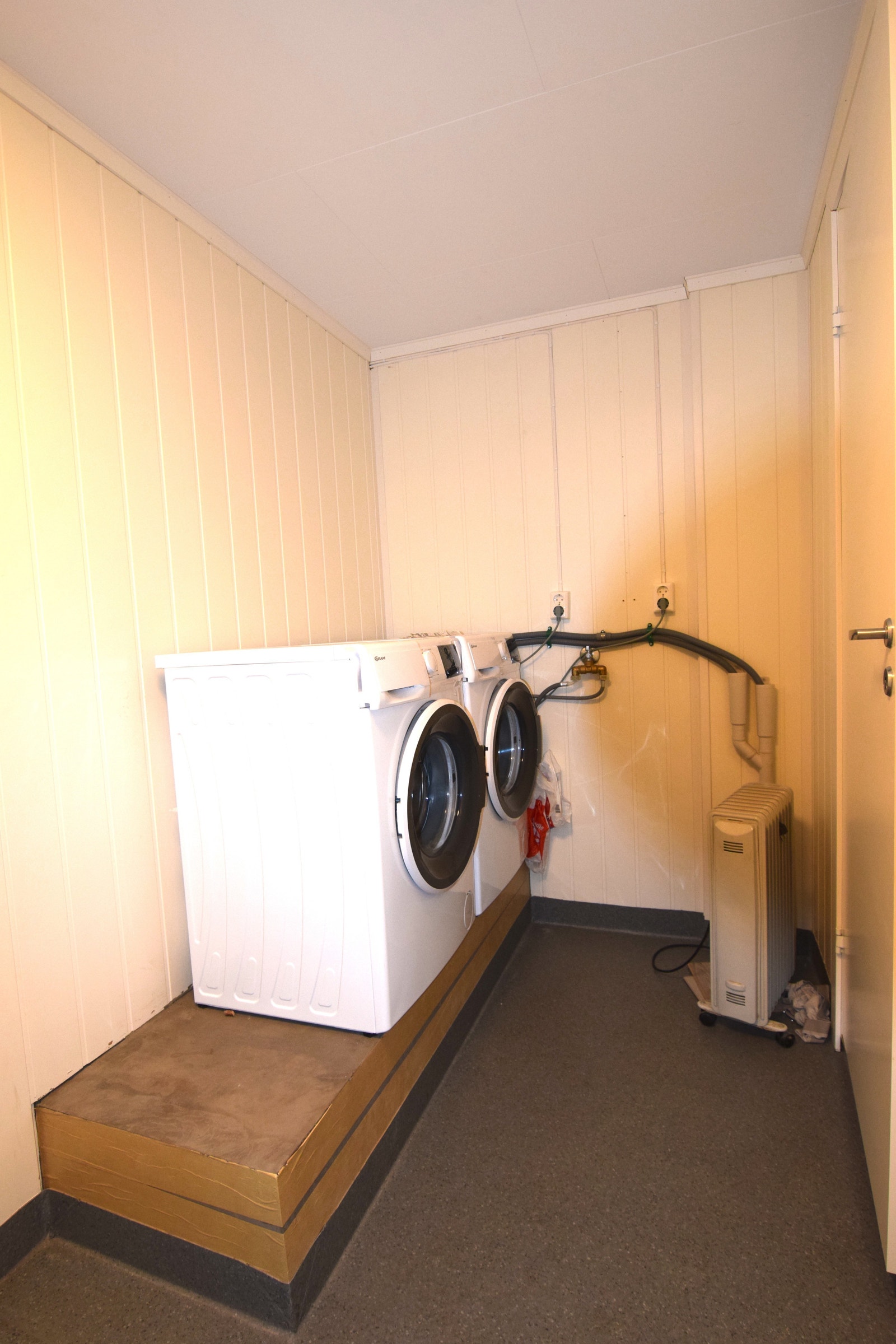 Eget vaskerom med vaskemaskiner. Galleribilde