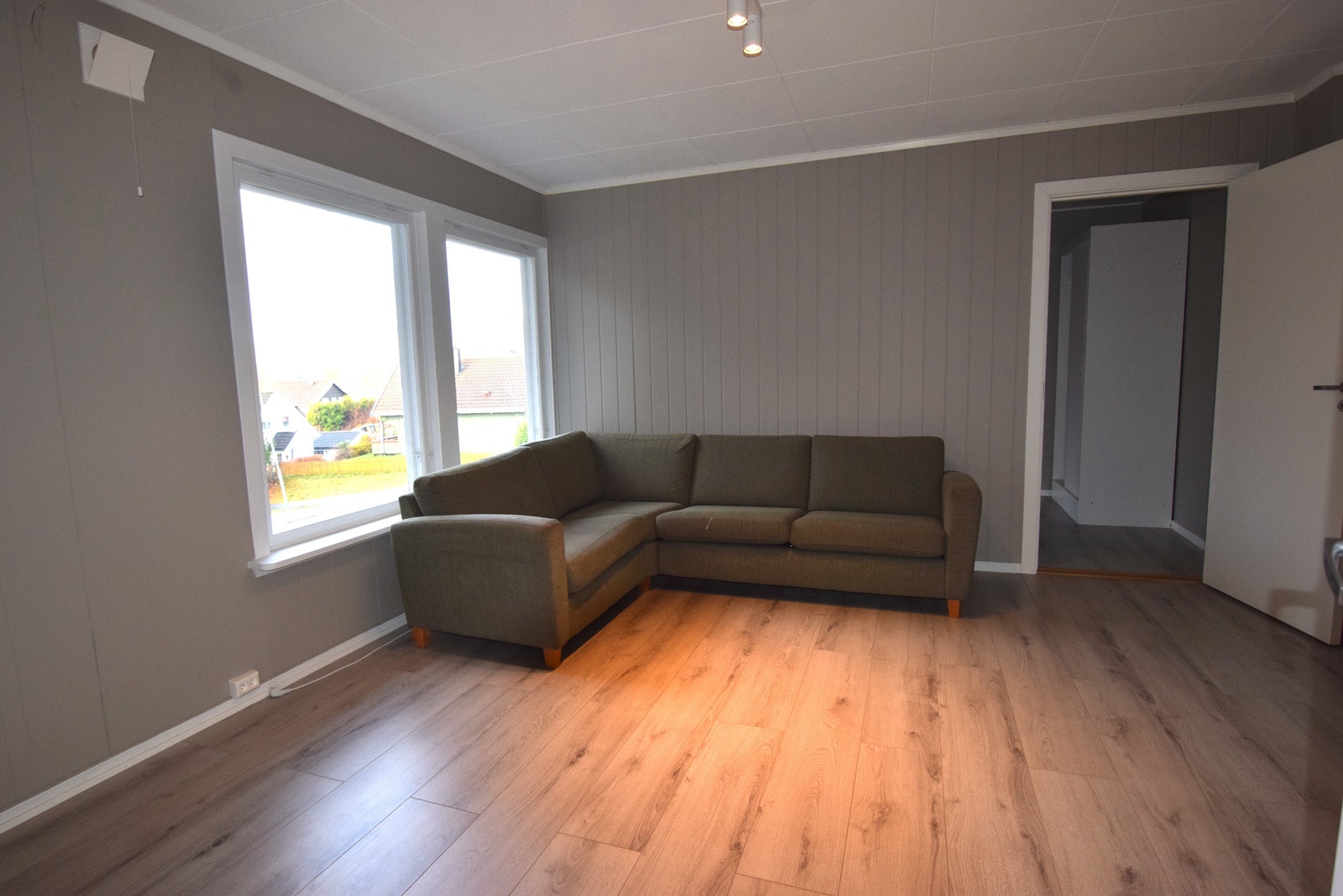 Velkommen til Tomterveien 20, 1823 Knapstad. Stor enebolig med 10 soverom, tilrettelagt for ansatte. Stort kjøkken med doble hvitevarer. Flere bad, møblert. Galleribilde