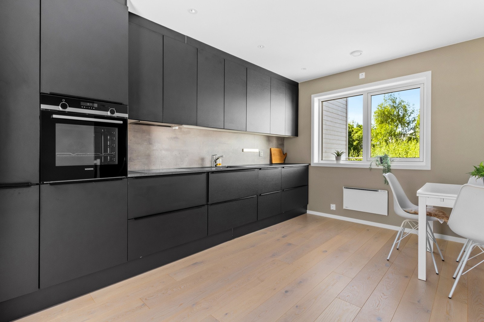 Kjøkkenet har integrerte hvitevarer i delikat og tidløs utførelse. Galleribilde