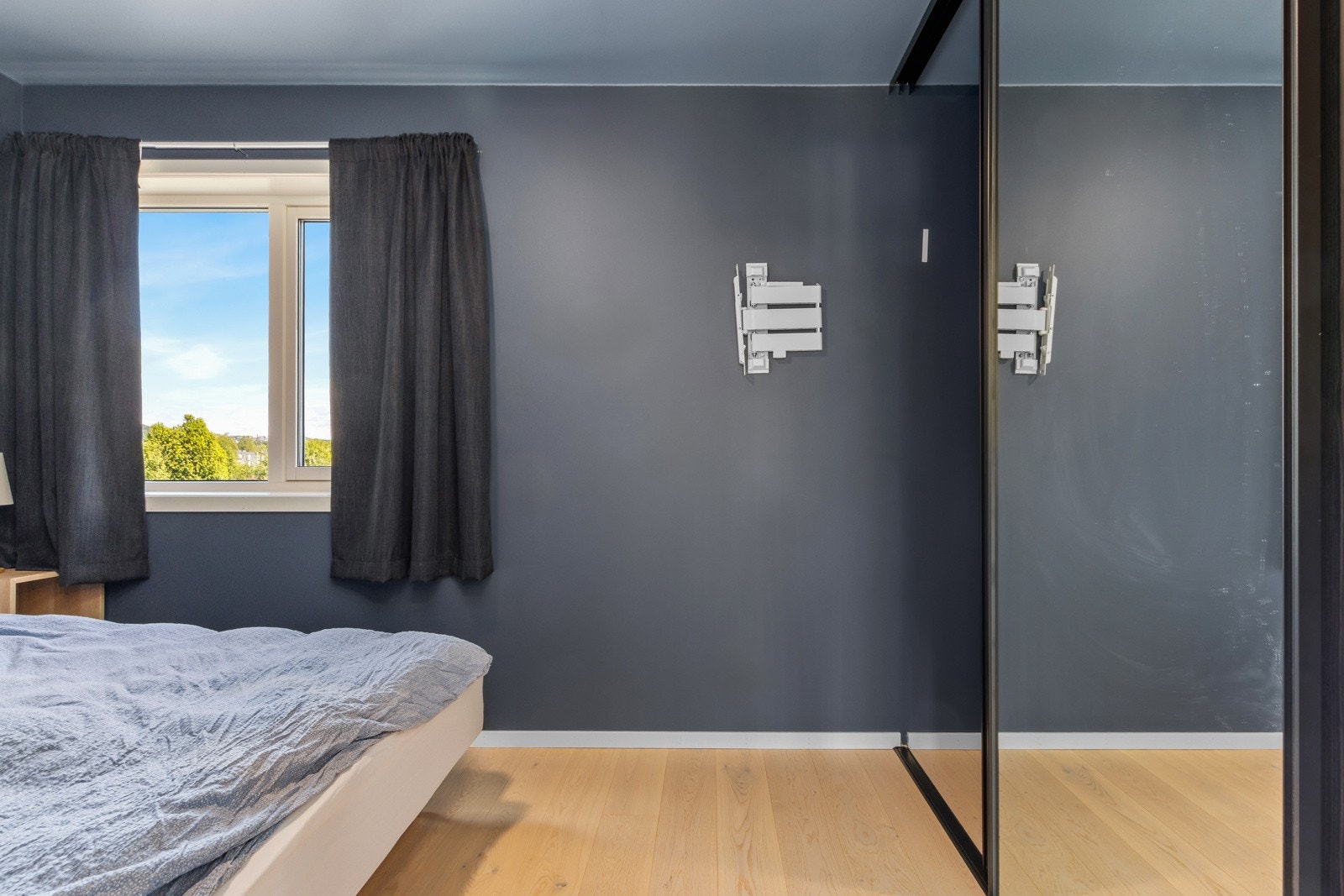 Skyvedørsgarderobe med speil Galleribilde