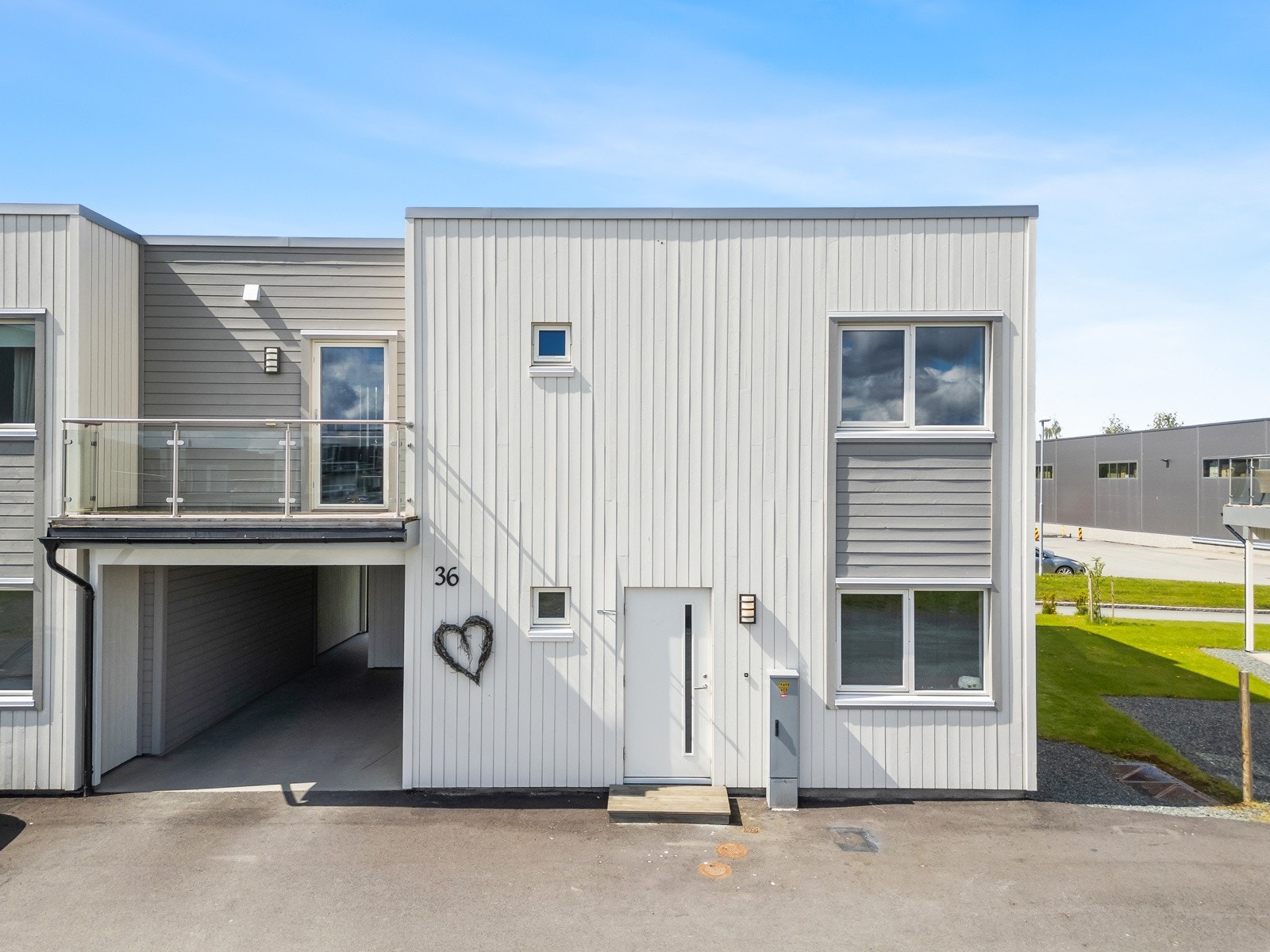 Egen inngang til hybel. ingnangen til hovedhuset i carporten, samt at det også er en praktisk bod og gjennomgang til hagen. Galleribilde