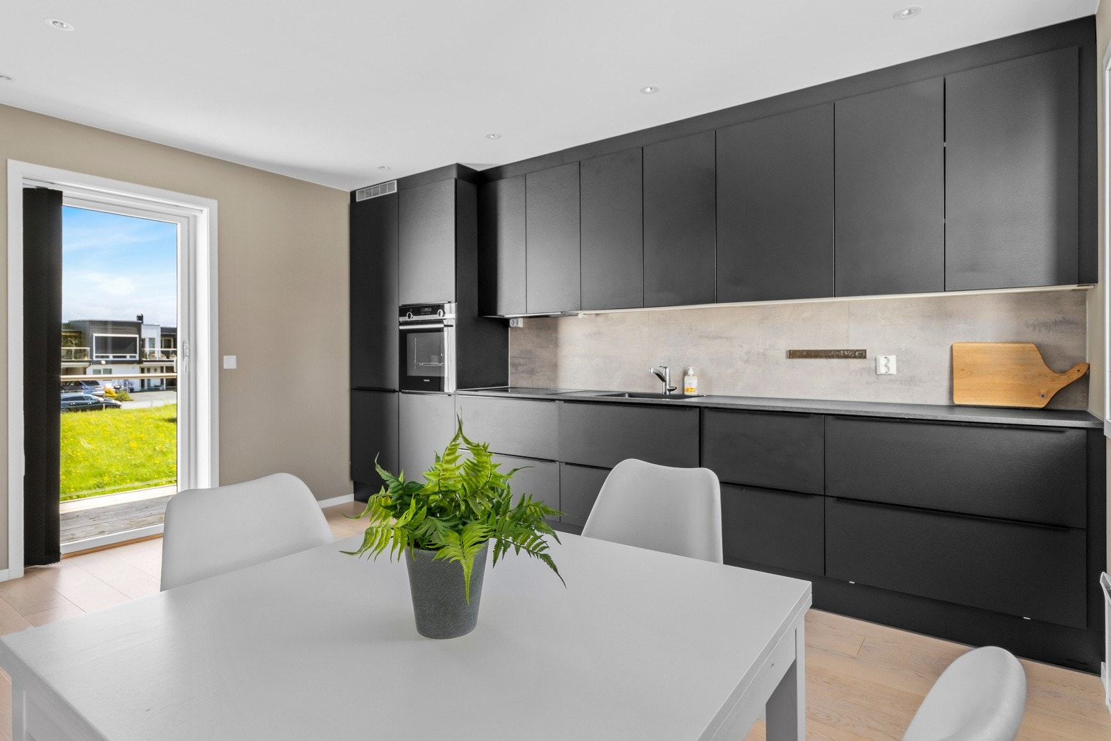 Kjøkkenet har utgang til egen terrasse. Store vindusflater og godt med gjennomlys. Galleribilde