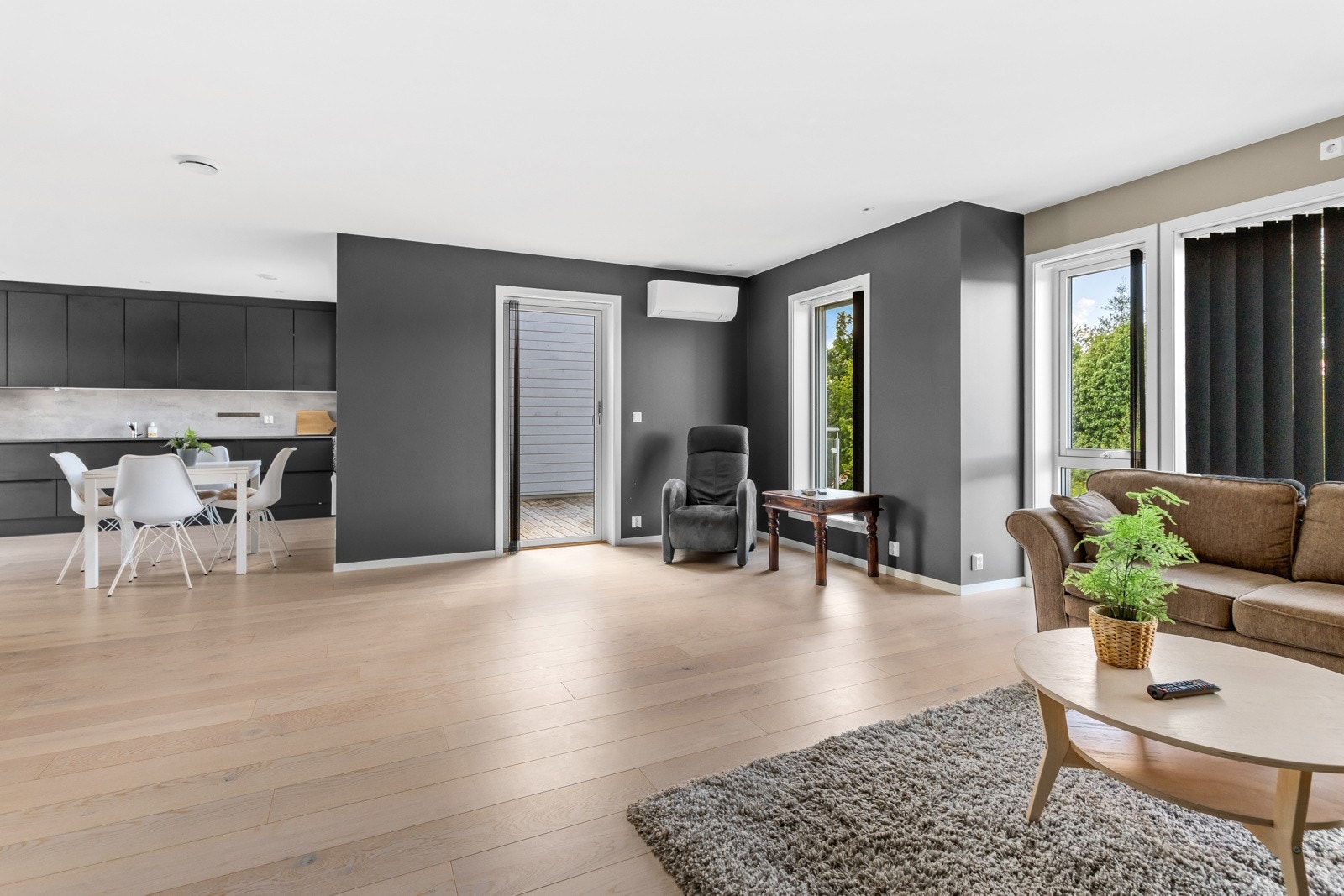 Det er installert varmepumpe og utvendig screens i tillegg til innvendige lammeller. Galleribilde