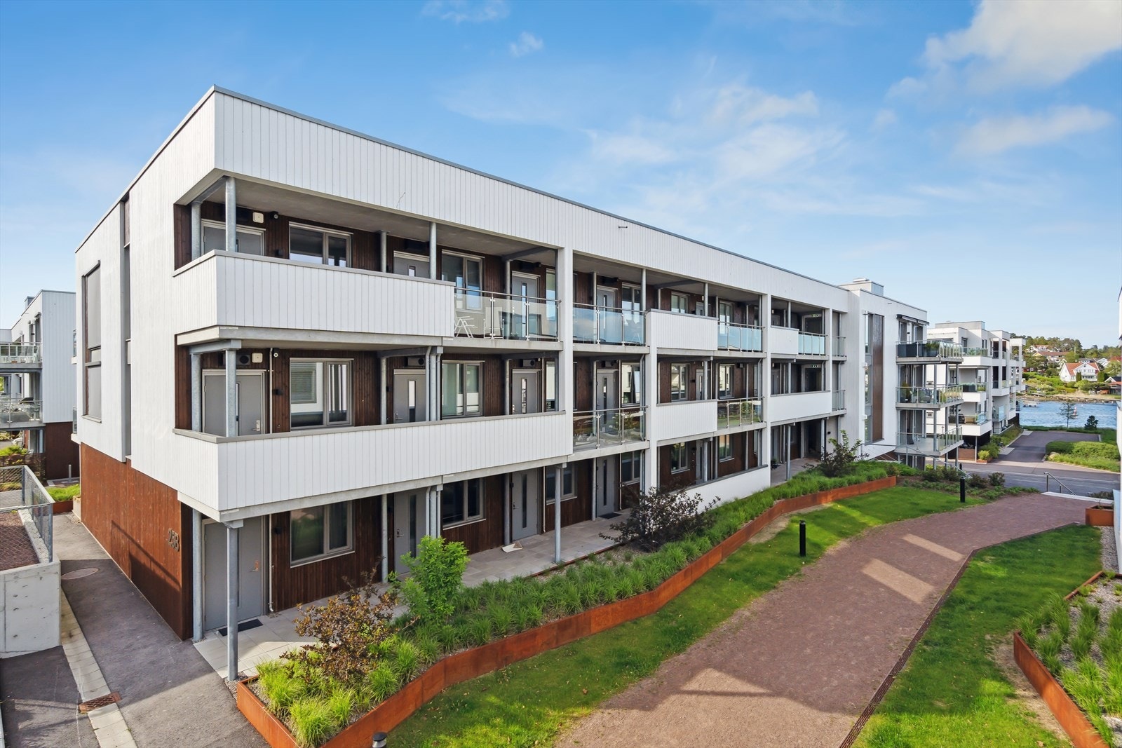 Leiligheten ligger fint til med vestvendt terrasse på den ene siden og østvendt svalegang med inngangsparti på østsiden hvor man får morgensolen. Her er det plass til cafésett. etc. Galleribilde