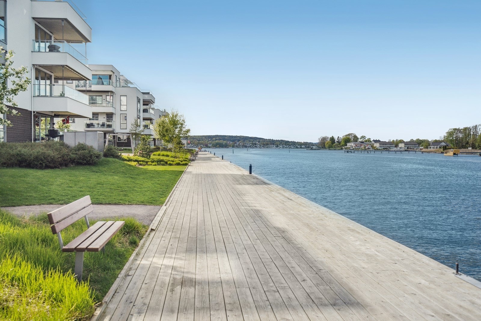Det er umiddelbar nærhet til båthavn, badeplasser, lekeplasser og turstier. Galleribilde