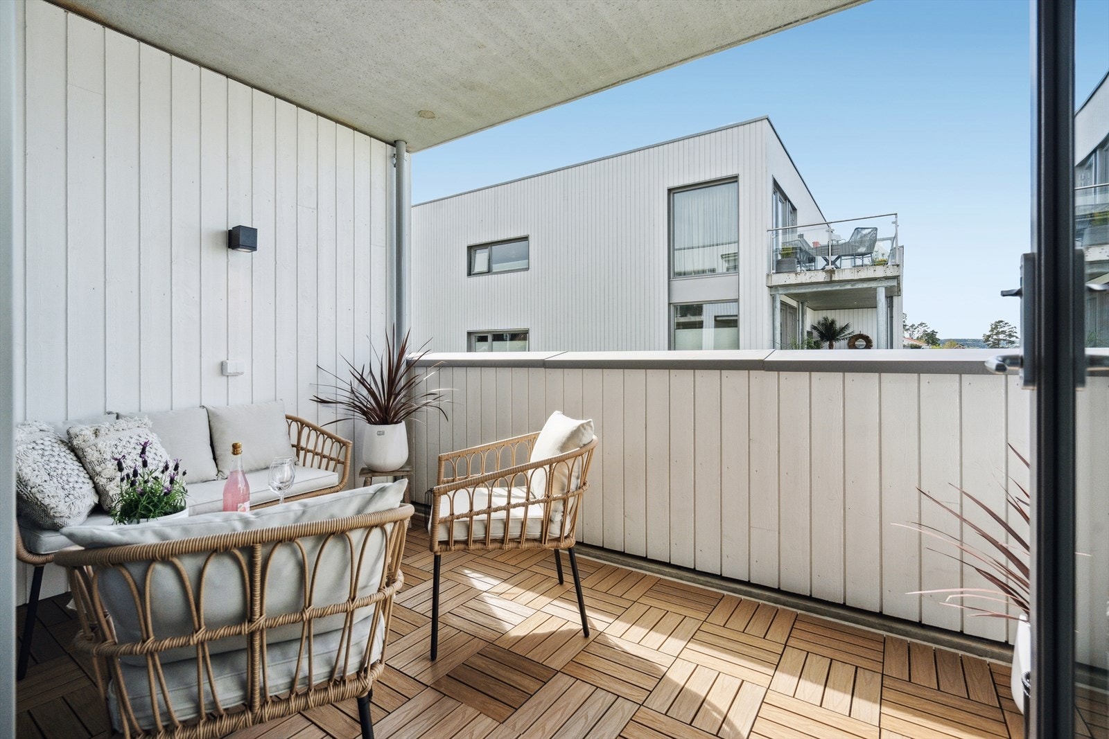 Terrassen er overbygget og har plass til både sittegruppe og grill. Galleribilde