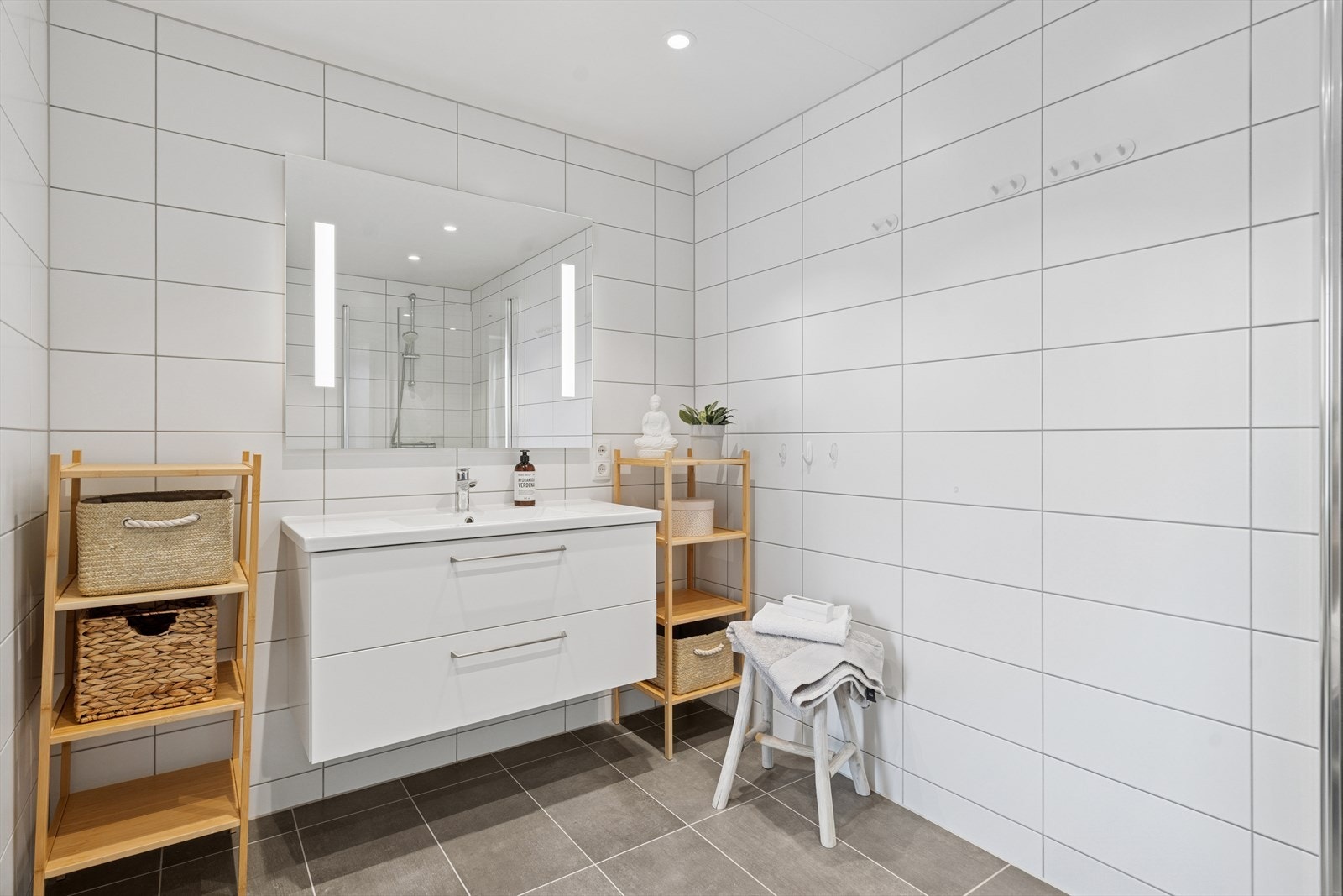 Det er varmekabler og spotter i himling. Galleribilde