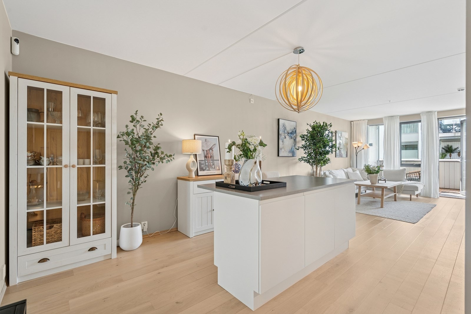 Leiligheten er oppført i 2022 og har enstavs eikeparkett i alle værelser og god planløsning m/romslig entré, stue og kjøkken i åpen løsning, 2 bad og 3 soverom (evt. 2+ en stue nr 2.) Galleribilde