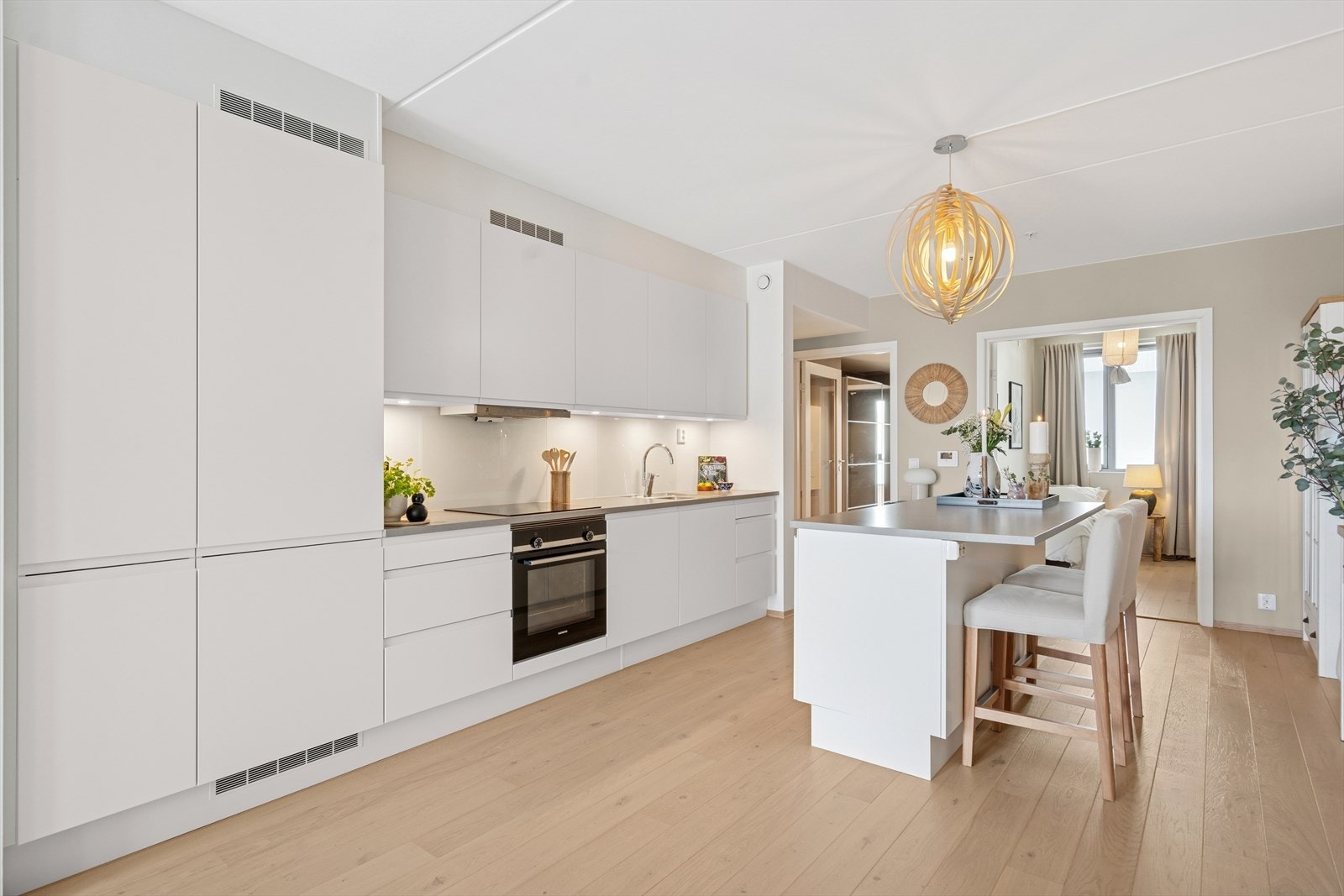 Leiligheten har en fin og åpen løsning med stue og kjøkken i ett. Galleribilde