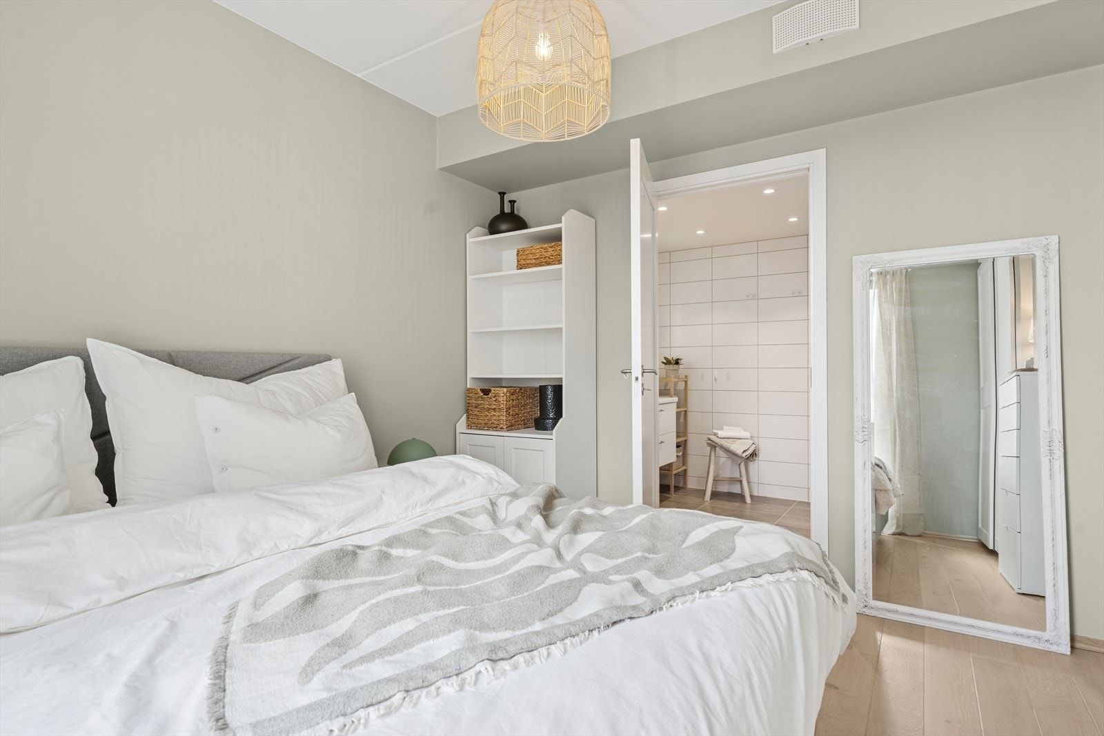 Meget praktisk med eget bad. Galleribilde