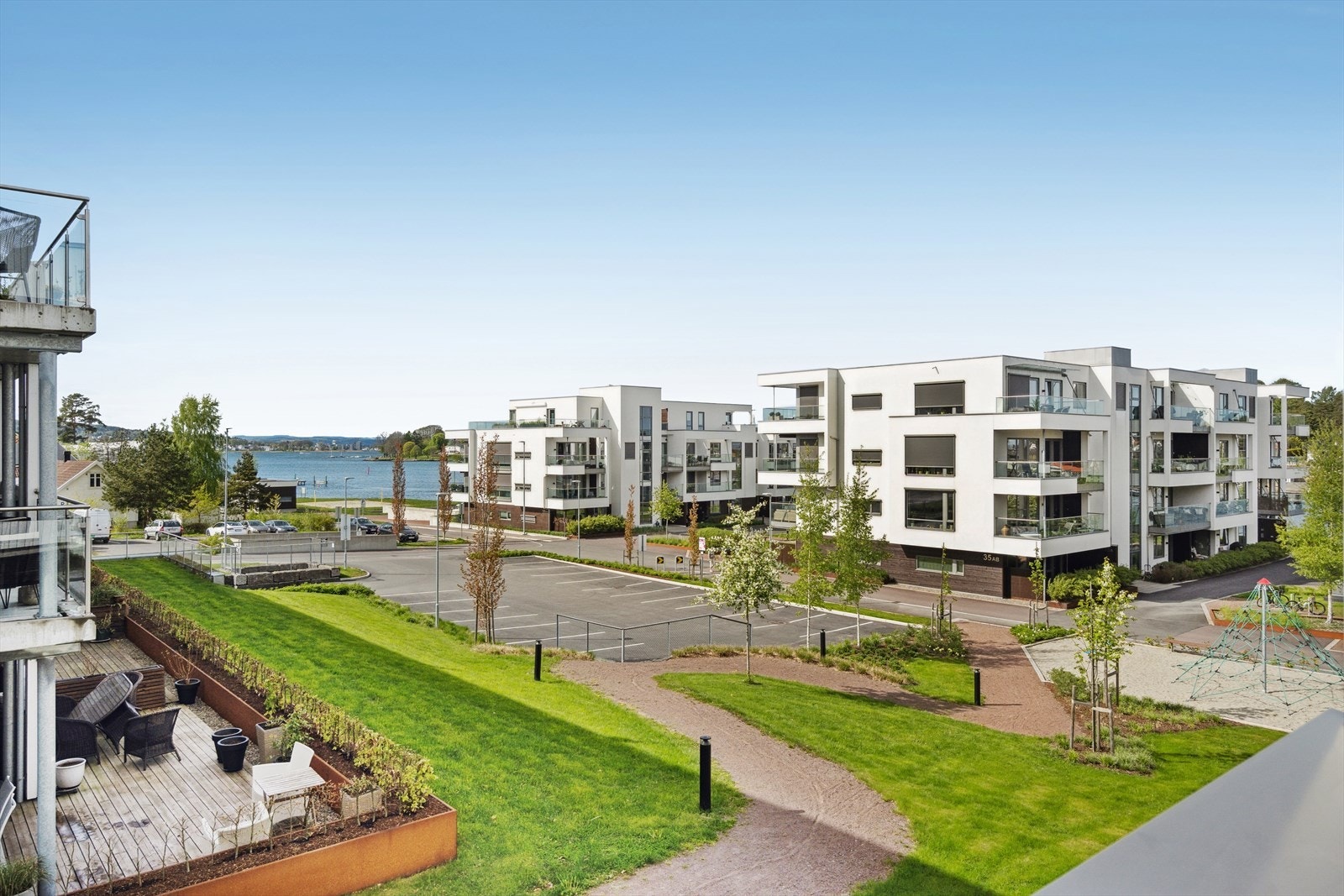 Her bor du like ved bryggekanten i 2. rekke mot sjøen, i rolige og naturskjønne omgivelser. Galleribilde