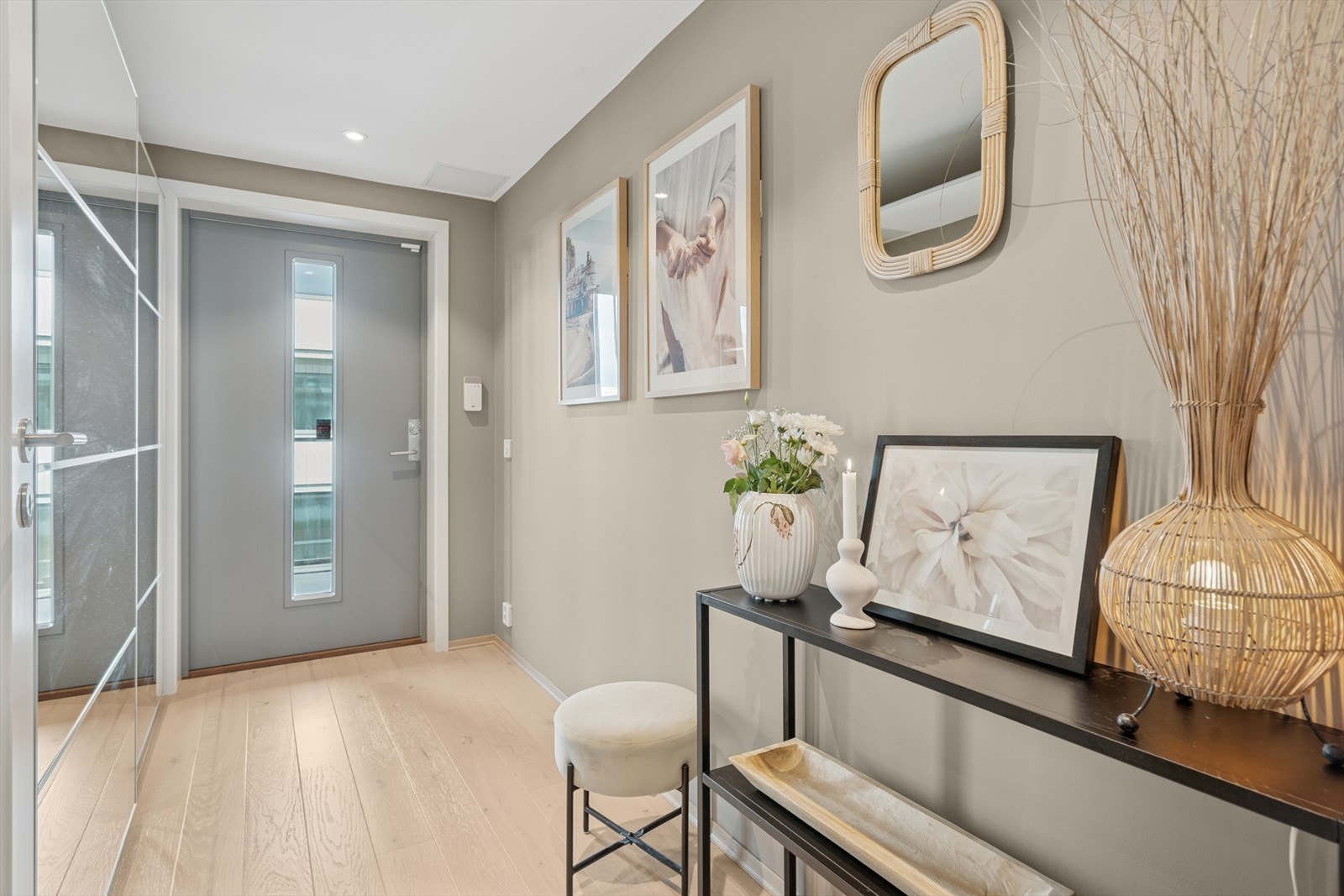 En lys og trivelig entré som gir et godt førsteinntrykk! Galleribilde