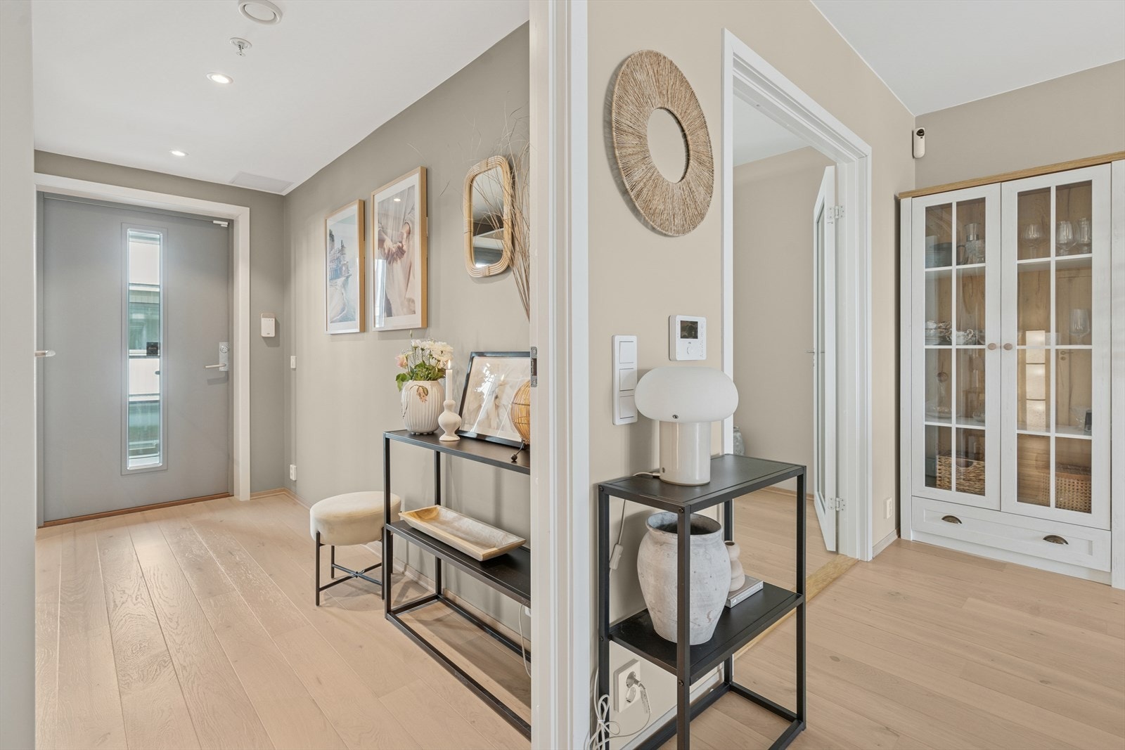 Innvendig mottas man av en romslig og innbydende entré / vindfang med plass til sittebenk og garderobeløsning. Galleribilde