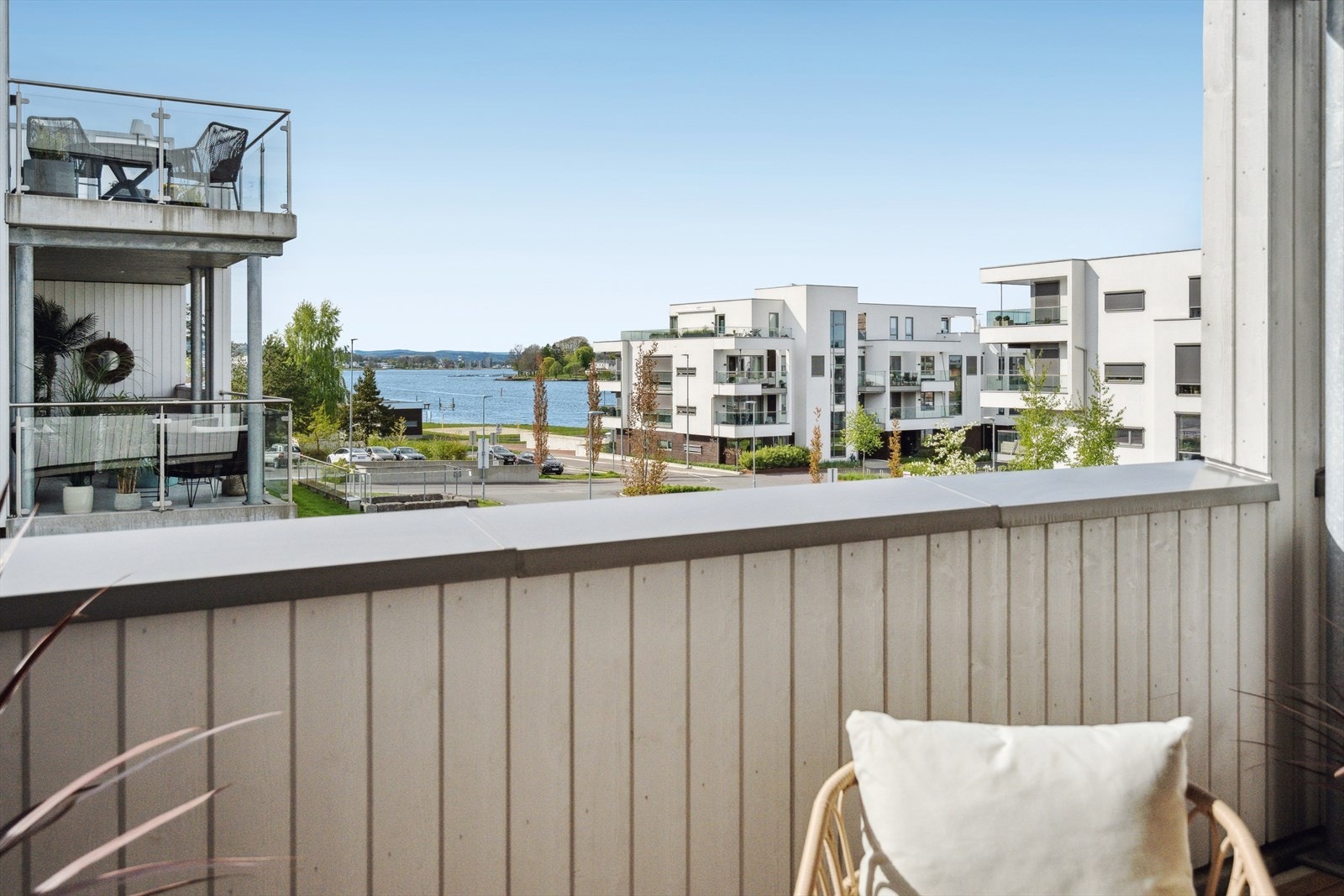 En flott plass med flere innredningsmuligheter og fin utsikt mot Husøysundet. Galleribilde