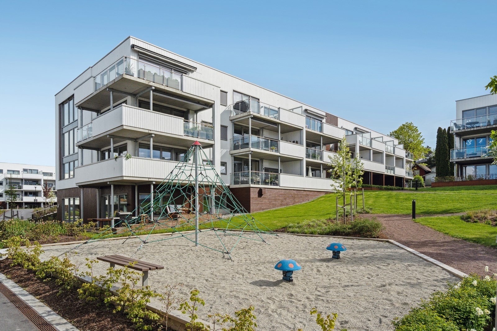 Flott fasade og fine fellesareal. Galleribilde