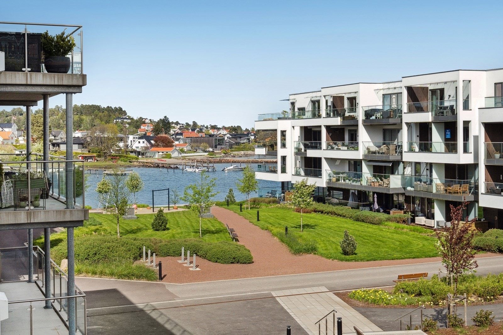 På Husøy Havn bor du like ved bryggekanten, i sjønære og naturskjønne omgivelser i en lekker og moderne leilighet fra 2022. Galleribilde