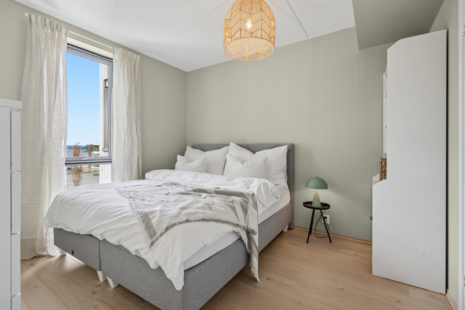 Hovedsoverommet ligger en-suite med eget bad. Galleribilde