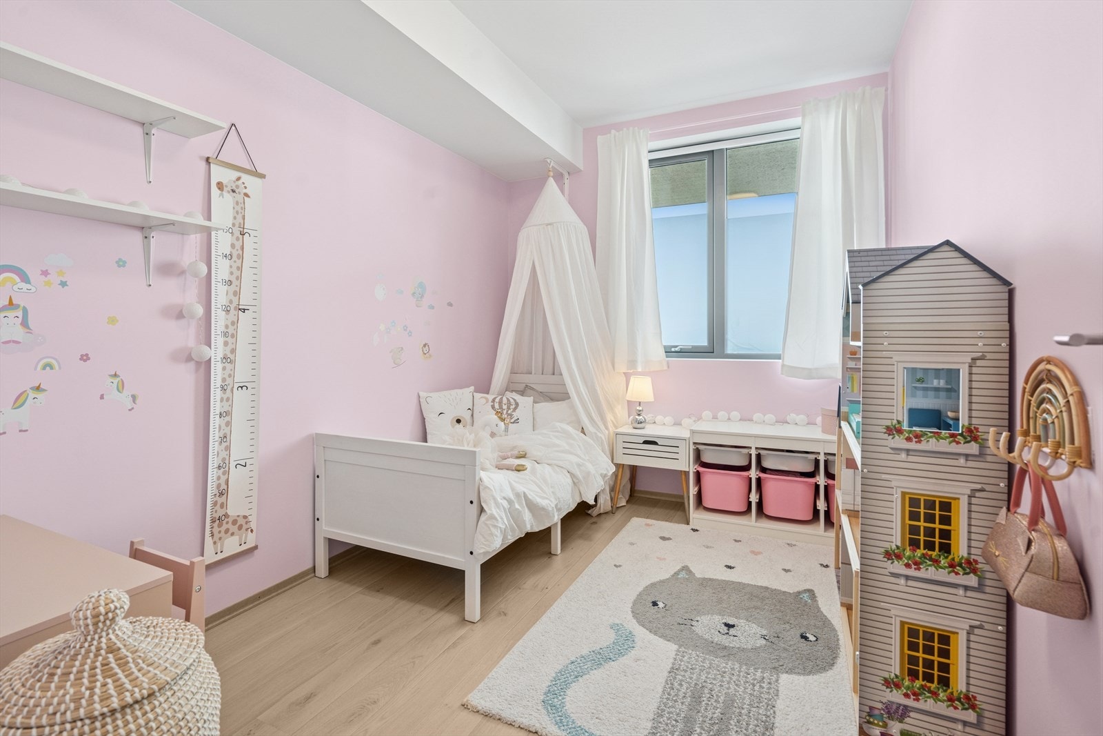 Et ypperlig soverom som kan benyttes som barnerom, kontor eller gjesterom. Galleribilde