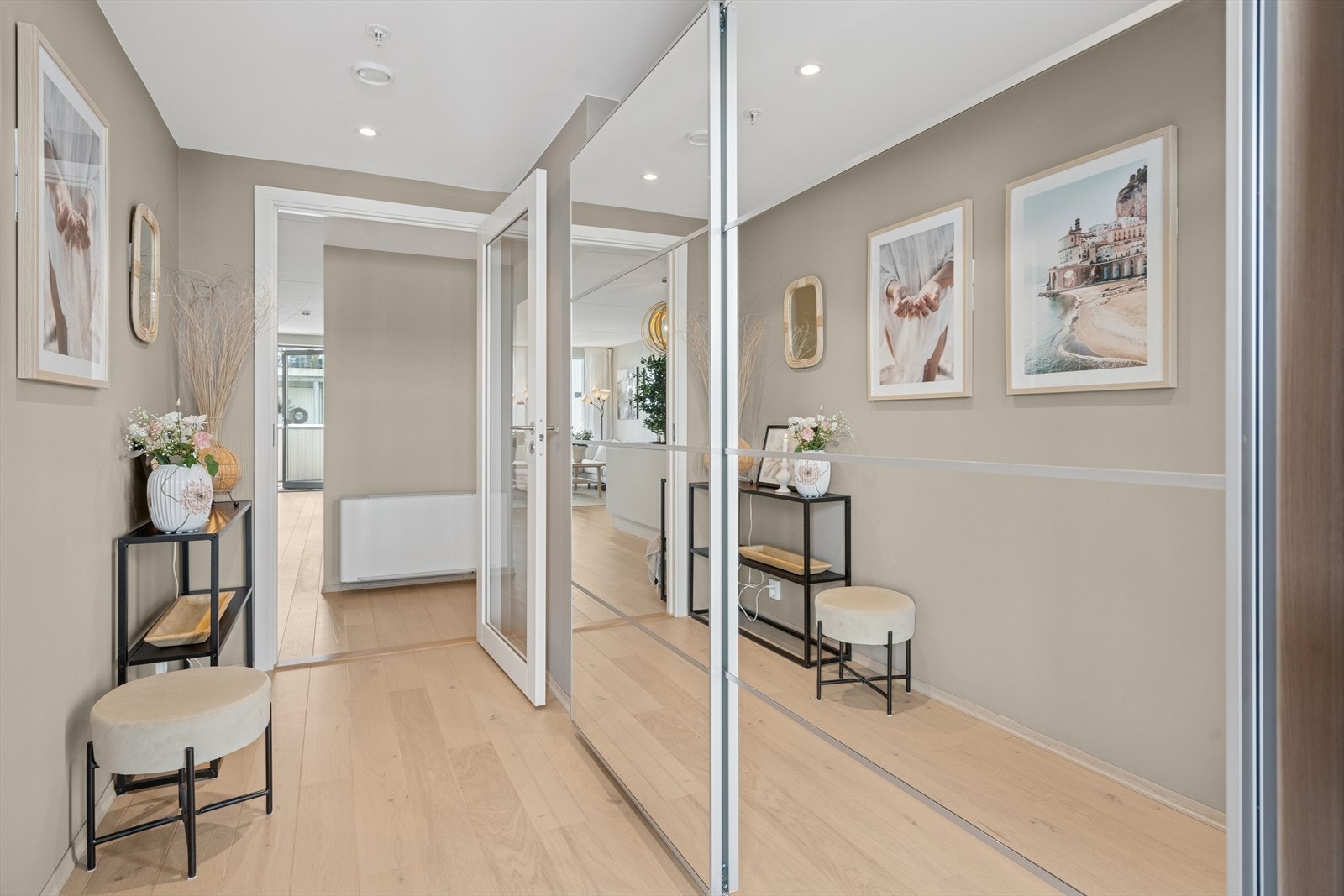 Stor medfølgende skyvedørsgarderobe med speil. Galleribilde