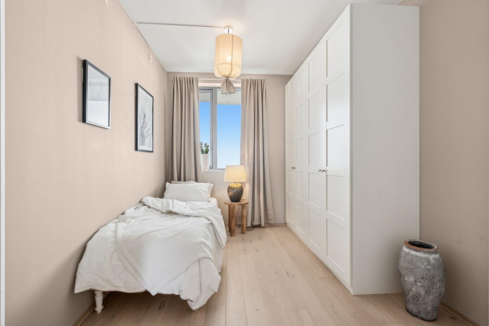 Medfølgende stor garderobe. Galleribilde