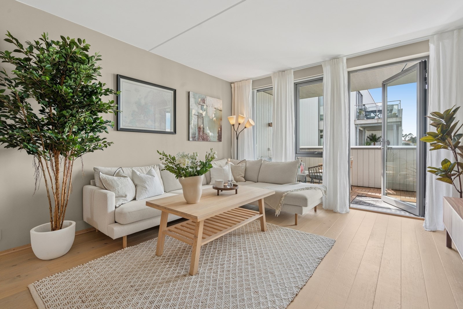 Stuedelen av rommet er i dag innredet med sofa og TV-benk. De store vinduene går fra gulv til tak og gir godt med naturlig lys. Galleribilde