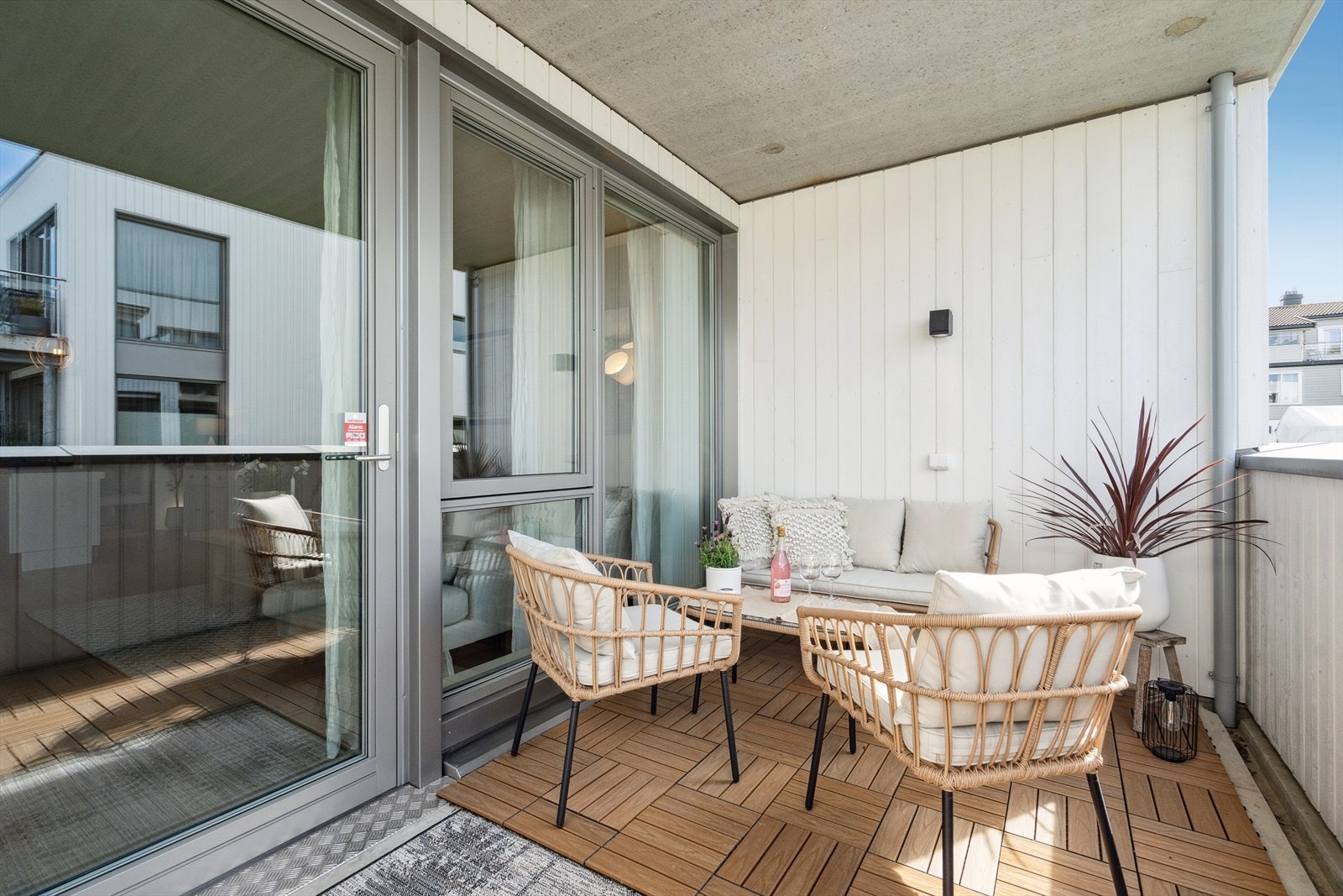 Fra stuen er det utgang til denne herlige uteplassen som måler 9 kvm. Galleribilde