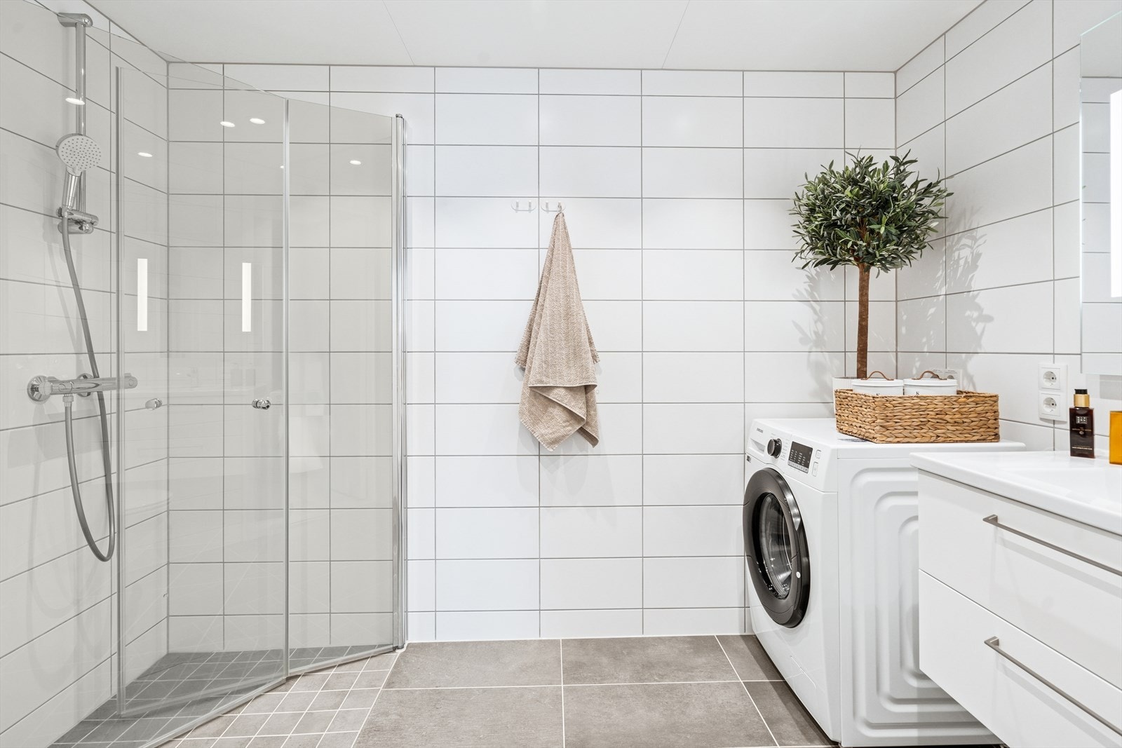 Leiligheten har to fine bad. Begge badene er av god størrelse og er begge lekkert utført med store, grå fliser på gulvene og hvite fliser på vegger. Galleribilde