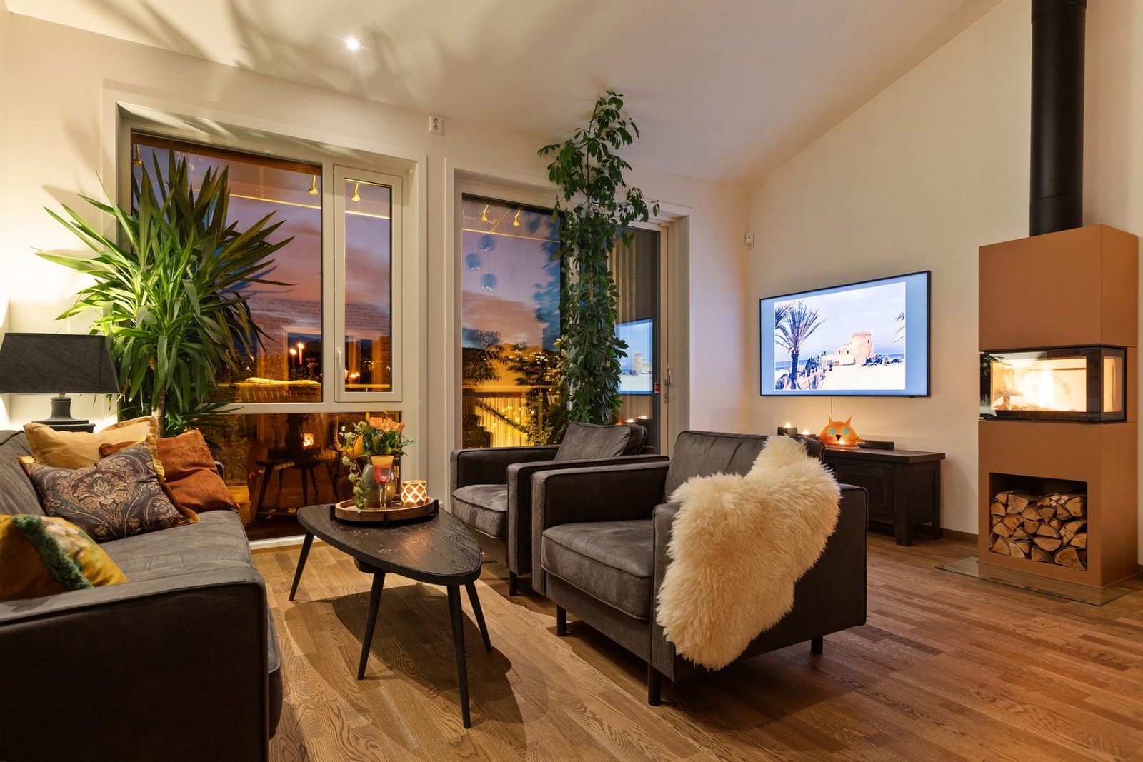 Påkostet & moderne enderekkehus. Carport m/ elbillader. Høy standard. Solrike uteplasser. Hage. Denne må oppleves! Galleribilde