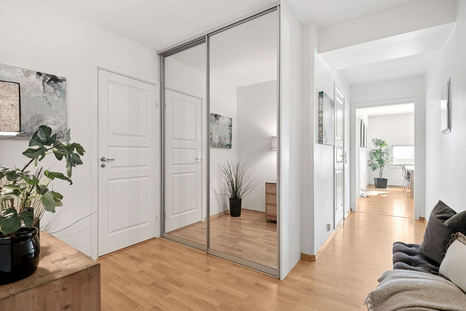 Stor og praktisk entré som får godt med lys i fra stuen. Inngang til bod med sentralstøvsuger. Galleribilde