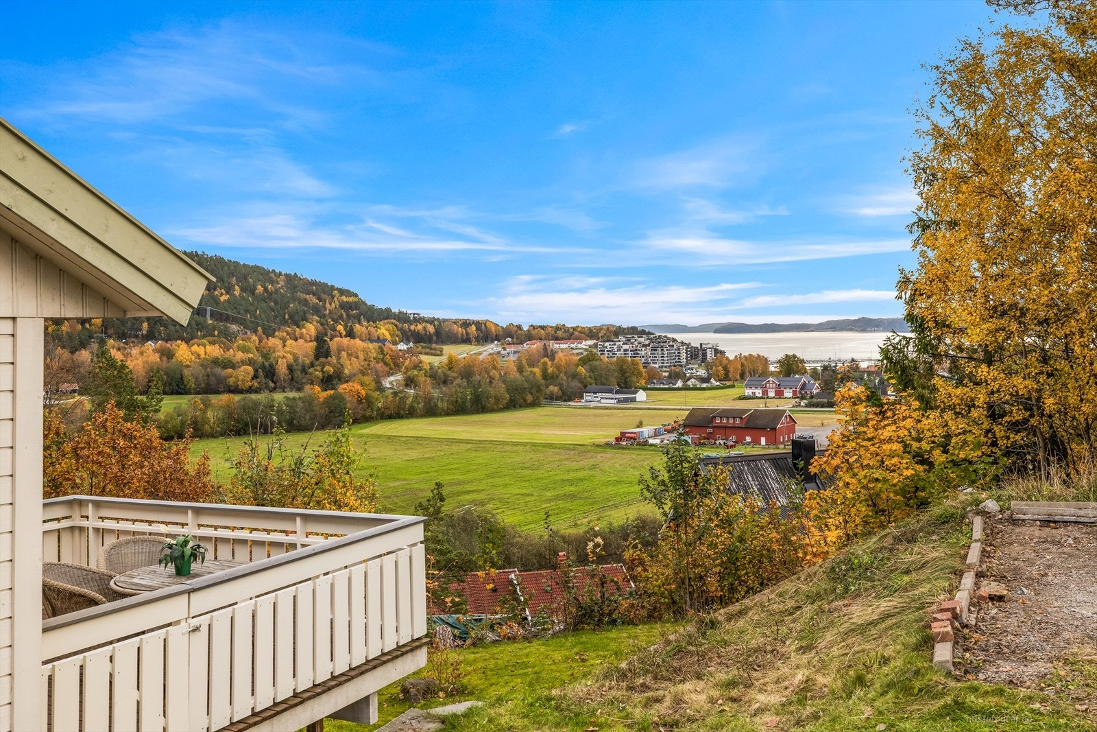 Fra boligen er det kort vei til flotte tur- og aktivitetsmuligheter i marka i området og populære Vestskauen. Her er det flotte turmuligheter, med milevis av løyper, sommer som vinter. Galleribilde