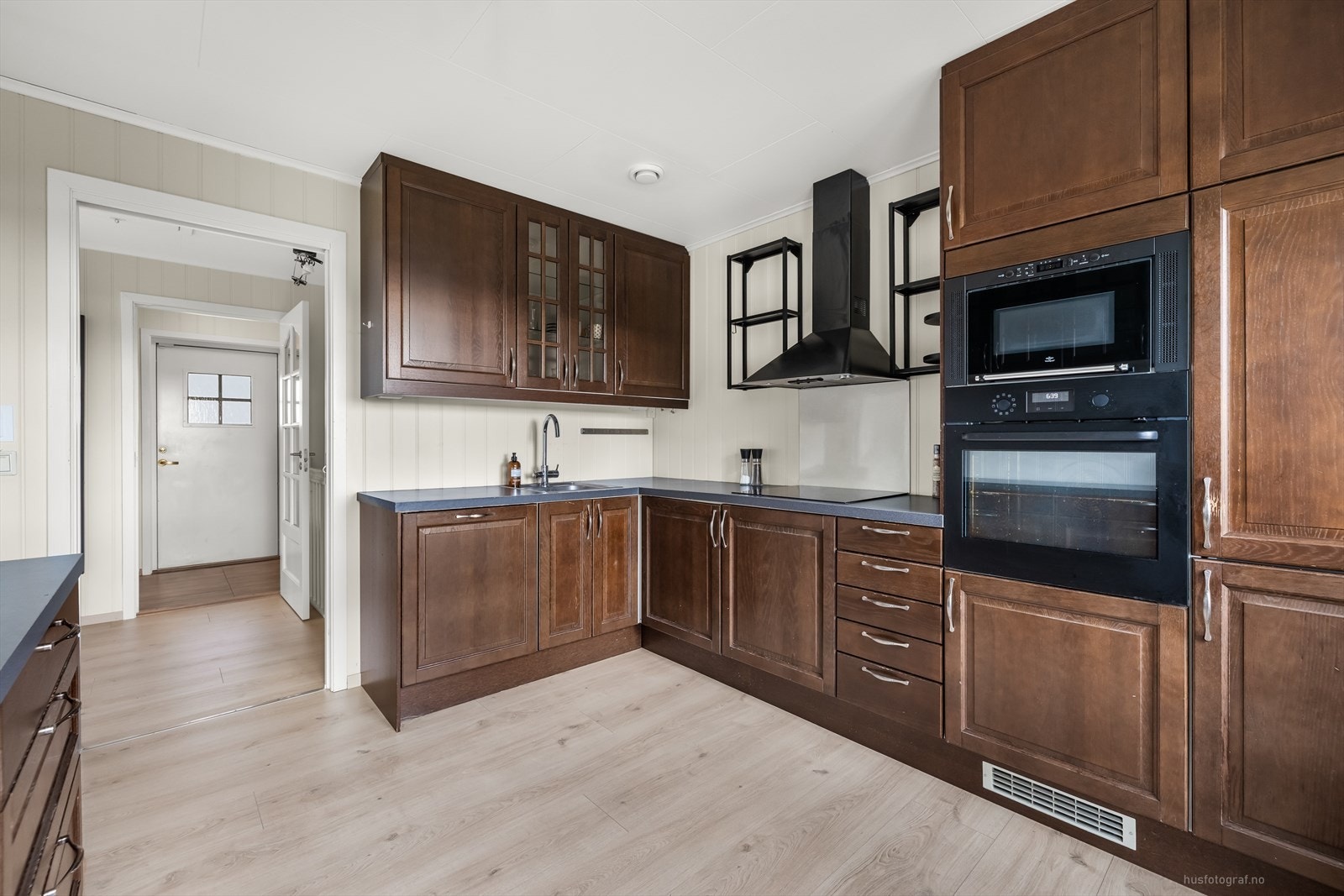 Kjøkkenet er utstyrt med integrerte hvitevarer som kombiskap, oppvaskmaskin, platetopp, stekeovn, mikrobølgeovn og ventilator. Galleribilde