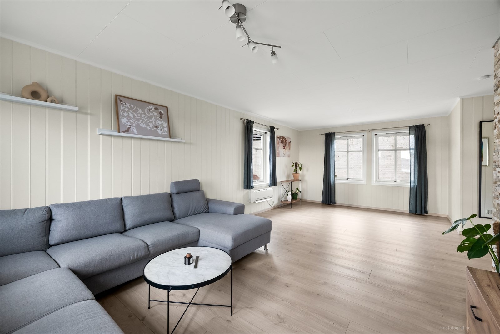 Stuen har god plass og gir rikelig med muligheter til å møblere etter egne ønsker og behov. Galleribilde