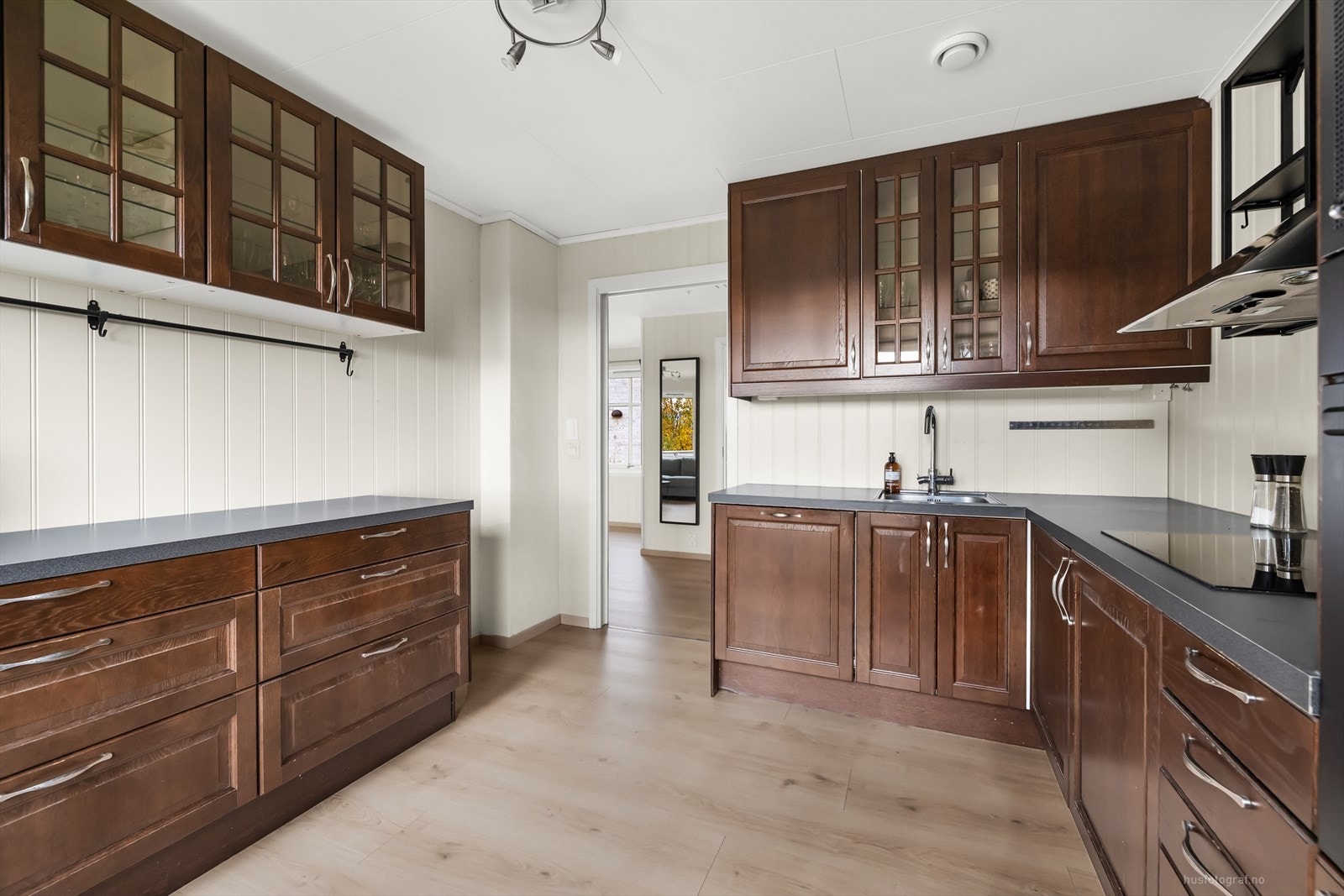 Kjøkkenet har en romslig utforming, med god plass til både matlaging og oppbevaring. Galleribilde