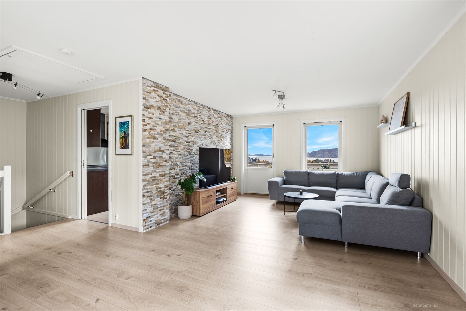 Stuen er romslig og har et flott potensial med mange møbleringsmuligheter. Galleribilde