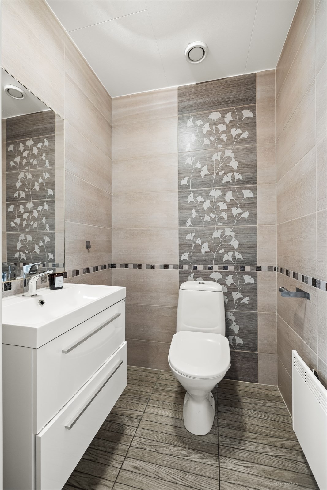 I første etasje er det også et toalettrom, praktisk plassert for gjester og hverdagsbruk. Galleribilde