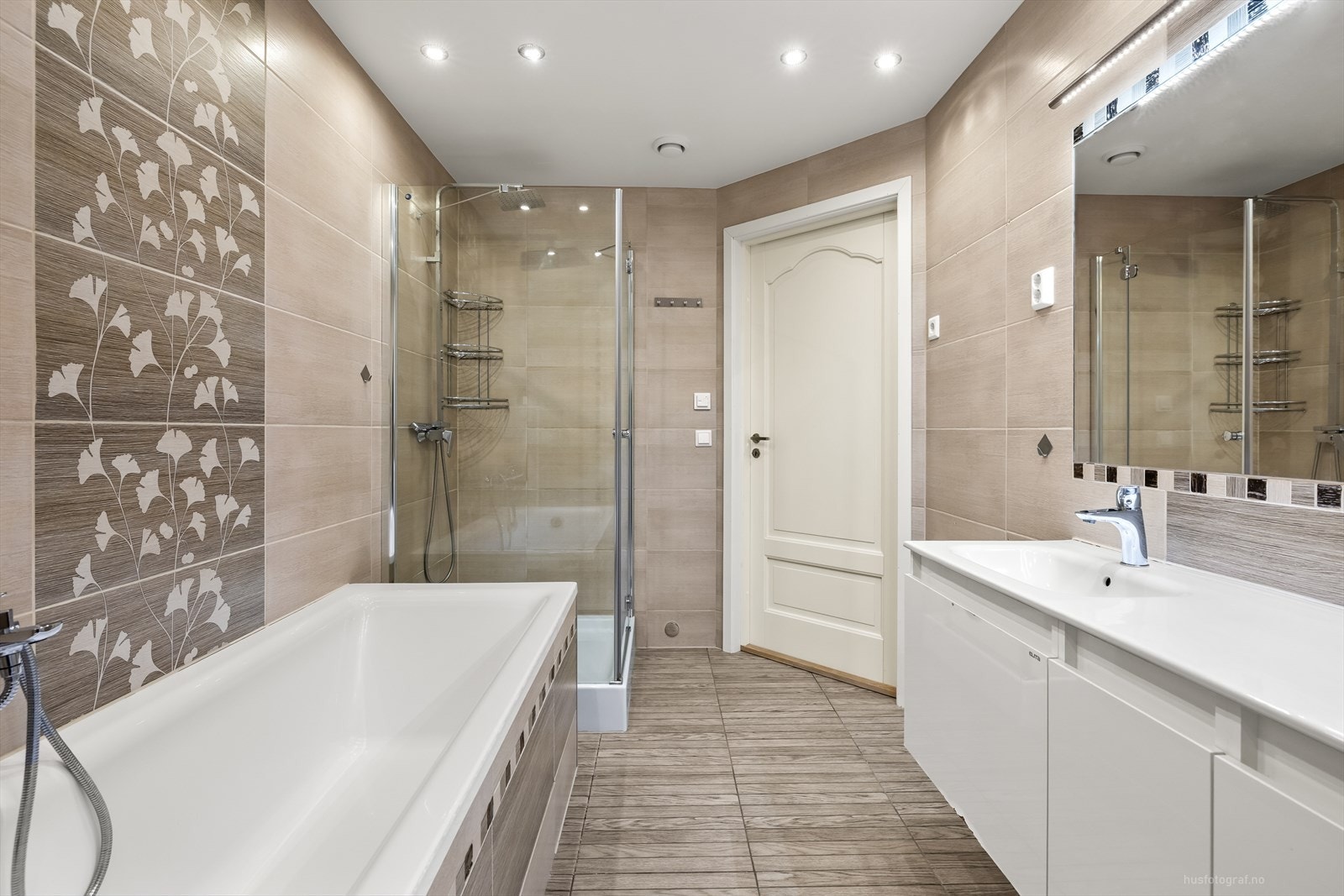 Vegger og gulv er flislagt, og taket har malte himlingsplater som gir et lyst og rent uttrykk. Galleribilde