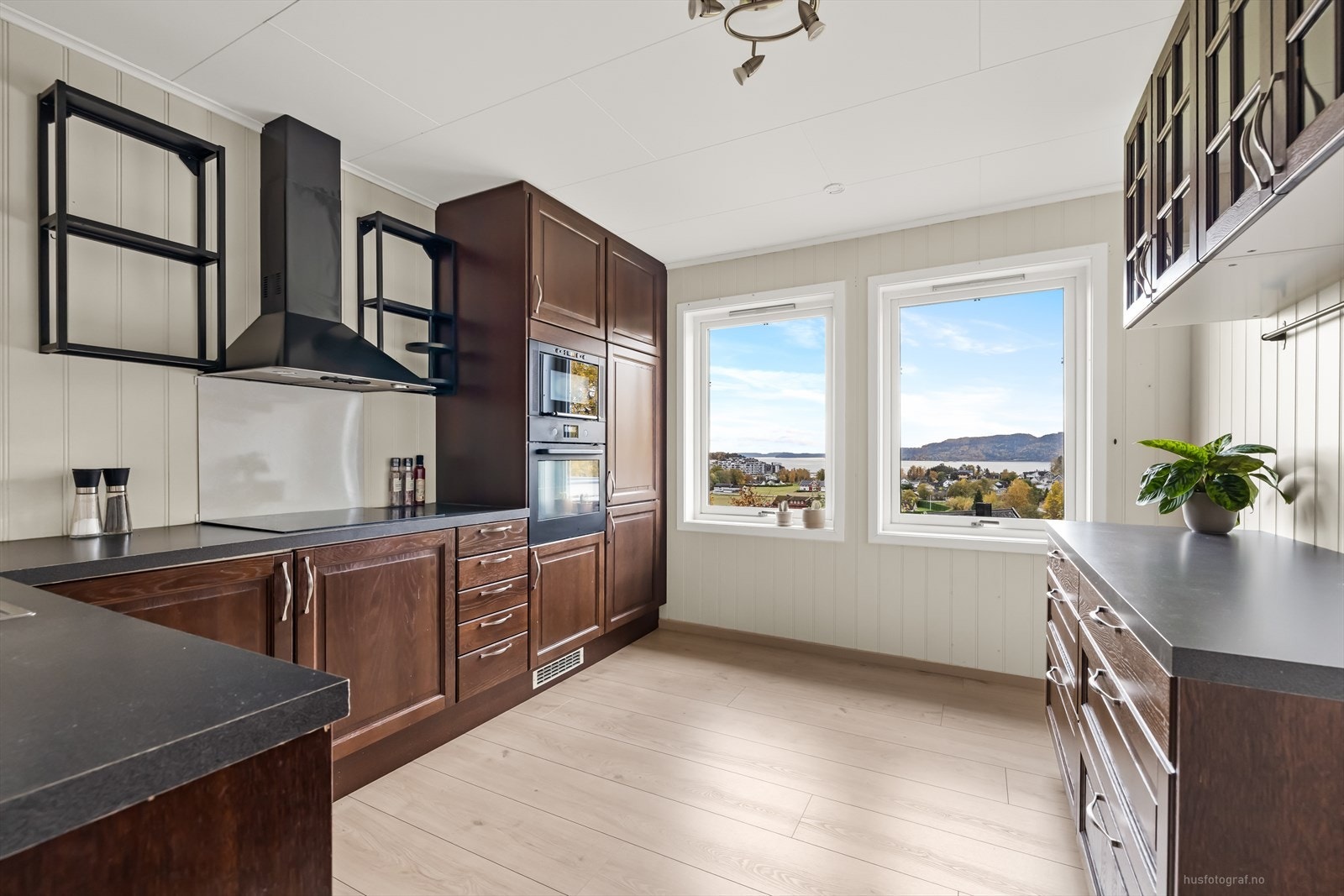 Innredningen byr på gode arbeidsflater og rikelig med oppbevaringsplass i både skuffer og skap. Galleribilde